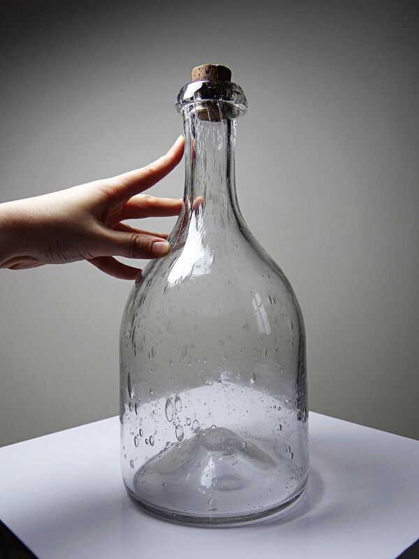 Grande bouteille ancienne en verre soufflé bullé, début XXe 1900-1920