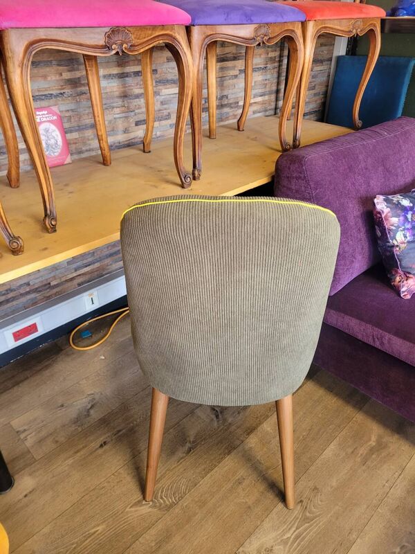 Chaise scandinave en velours côtelé kaki