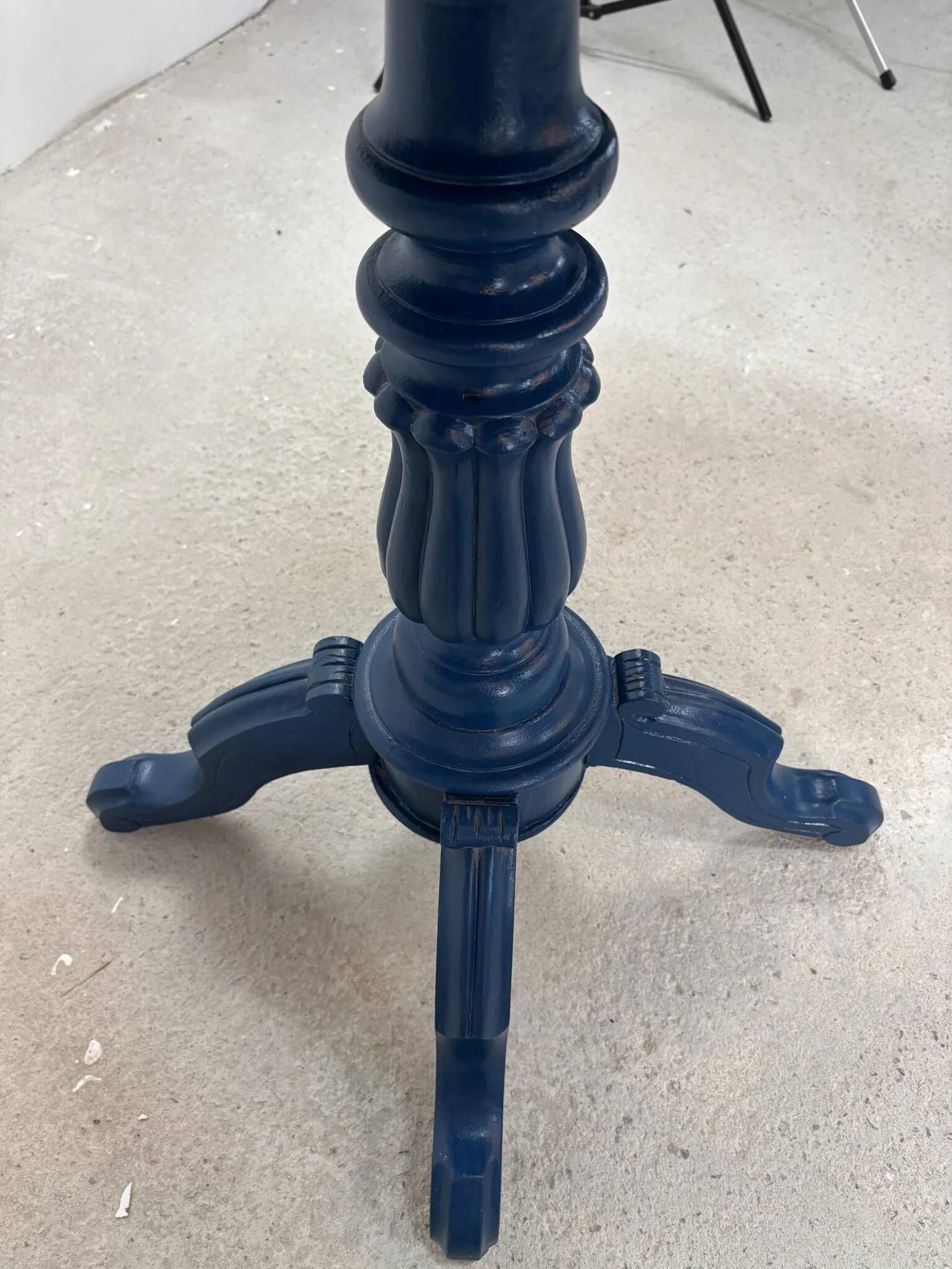 Wooden gueridon with a violin-shaped top in Rio rosewood, central base resting on four legs, reinterpreted in Baltic blue.