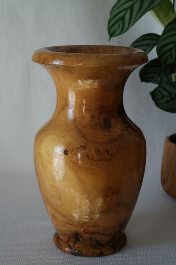 Vase artisanal en bois tourné d'olivier vernis