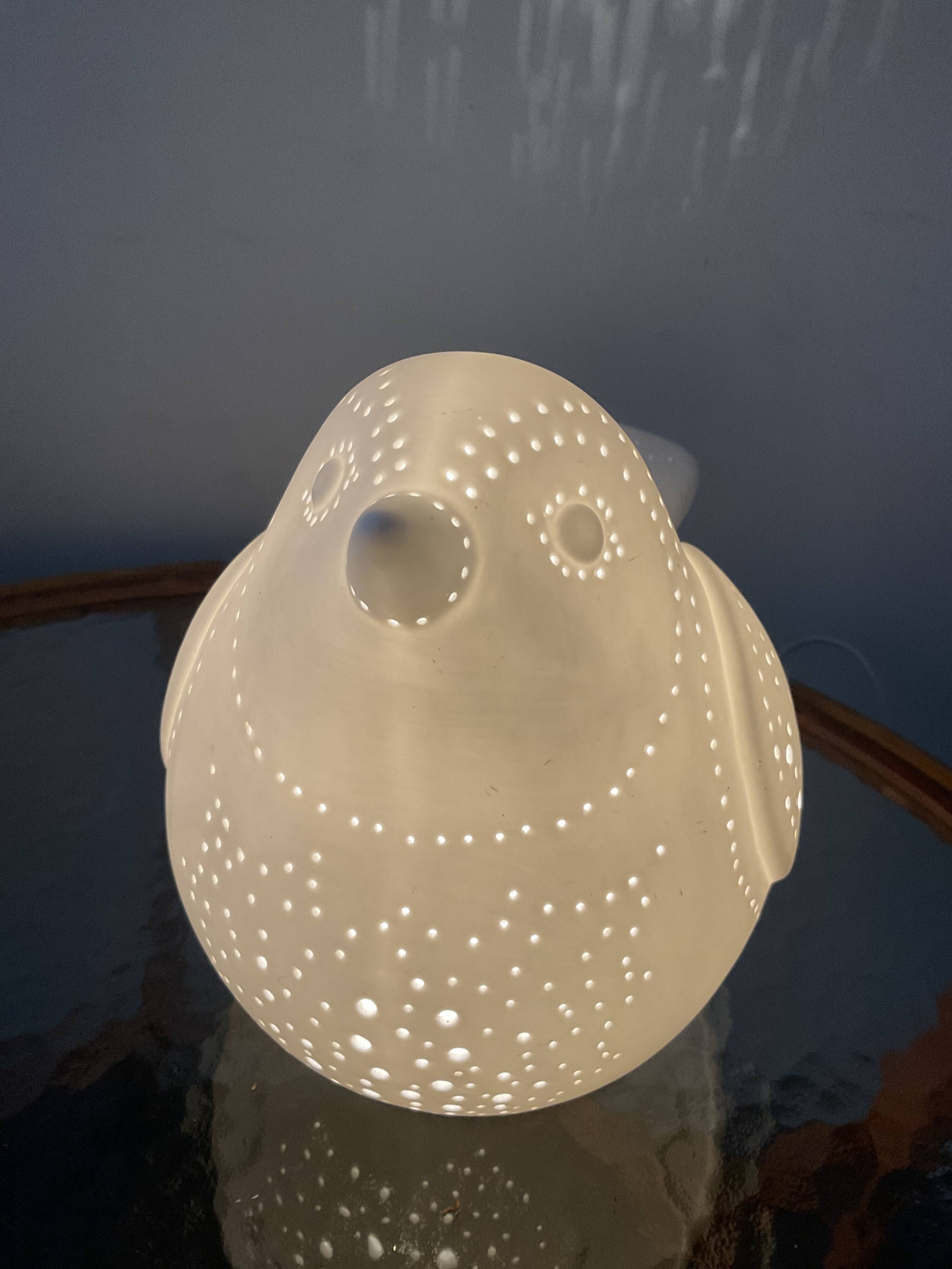 Lampe oiseau en porcelaine de biscuit