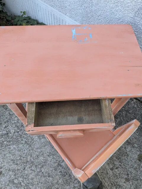 Child's desk and its chair