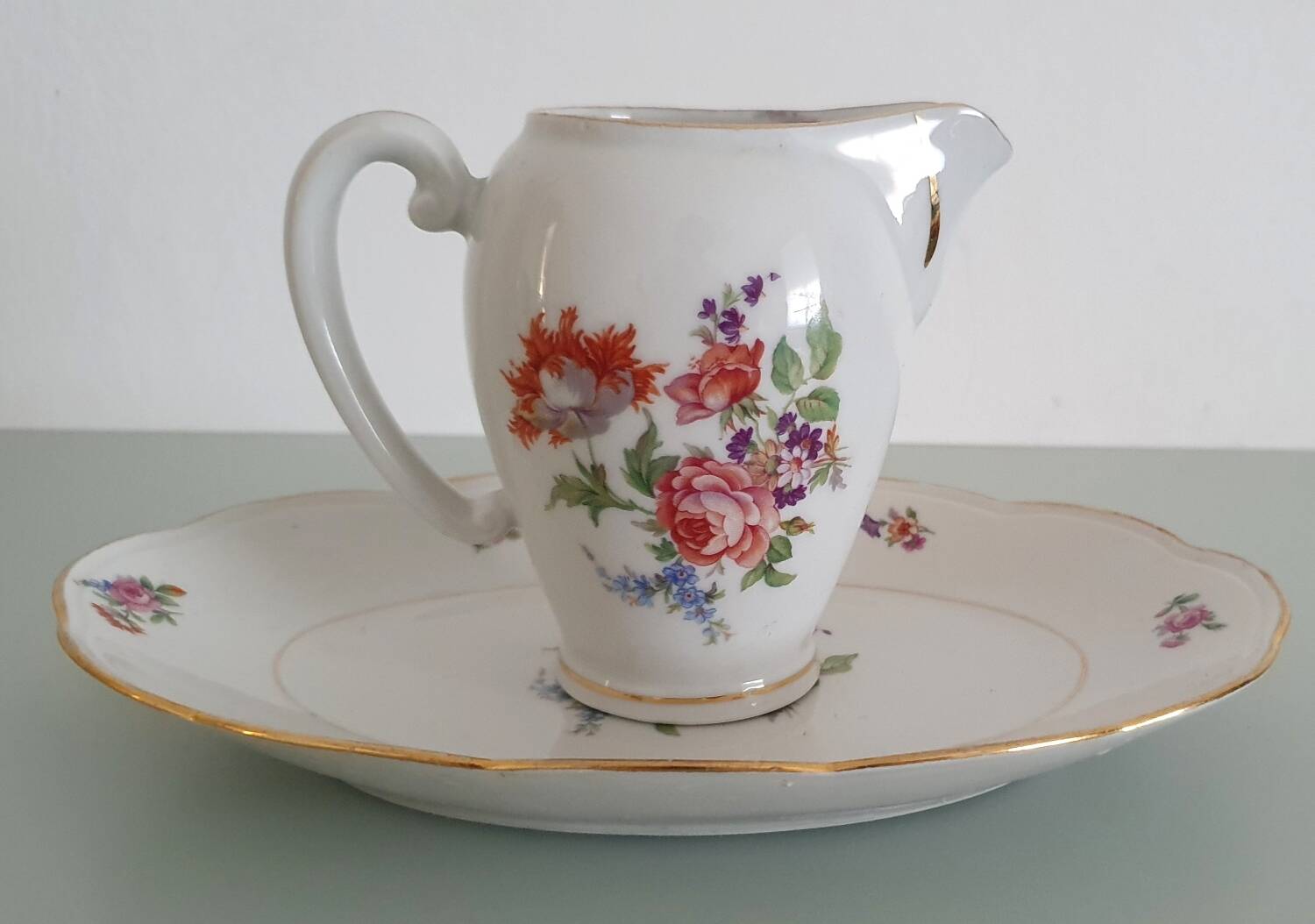 Pot à lait et son plat de présentation en porcelaine émaillée de Limog