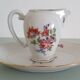 Pot à lait et son plat de présentation en porcelaine émaillée de Limog