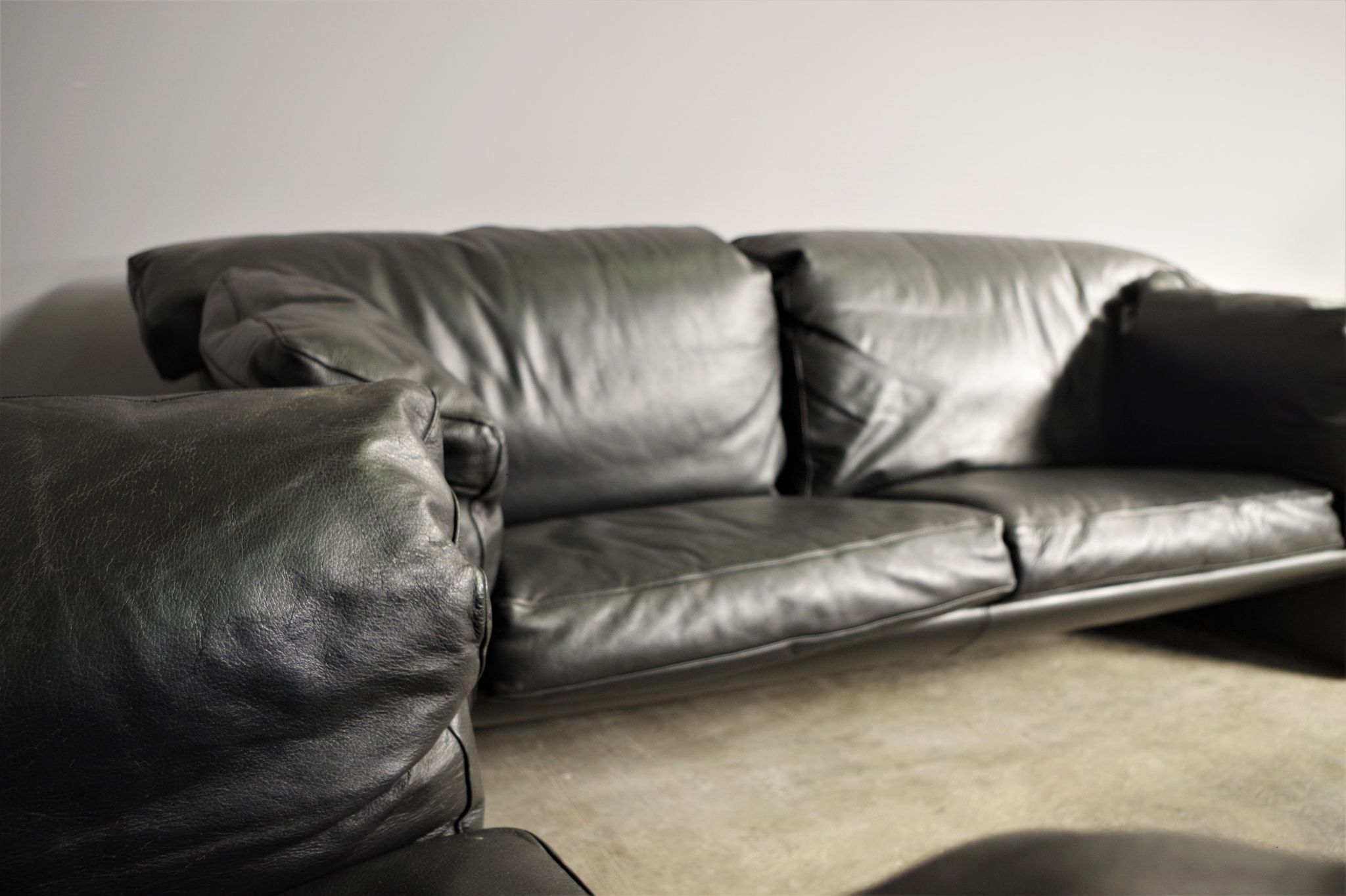 Moroso sofa set and armchairs in black leather, 1984