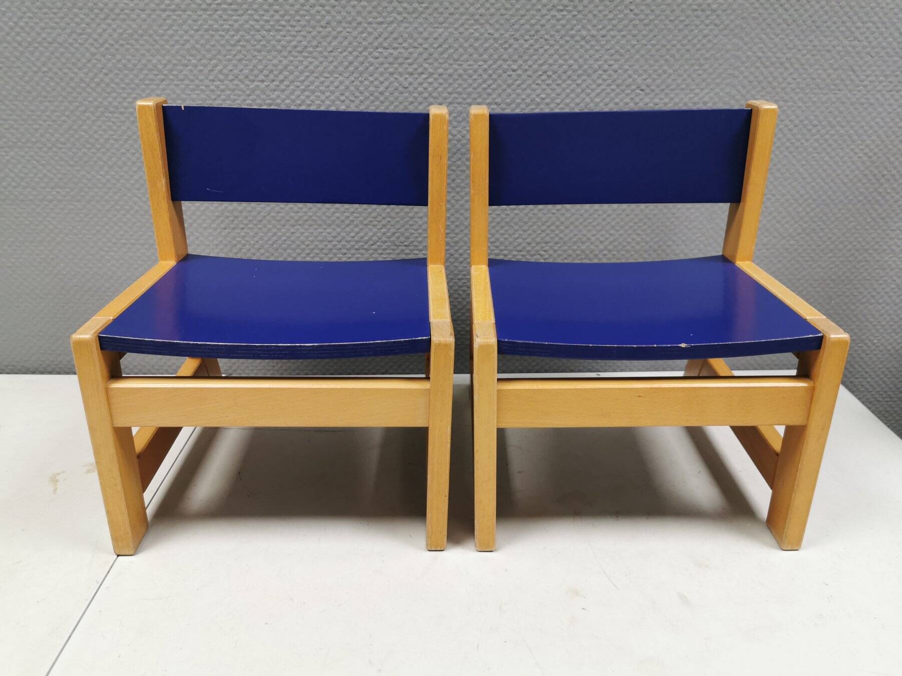 Brio children's chairs in light wood with blue lacquered seat and backrest