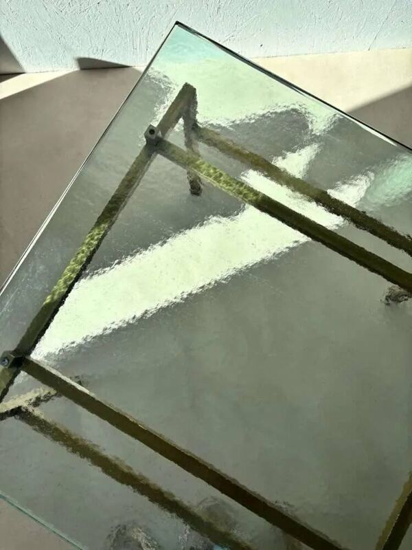 Table basse en laiton suédois avec un plateau en verre marbré des années 1960.