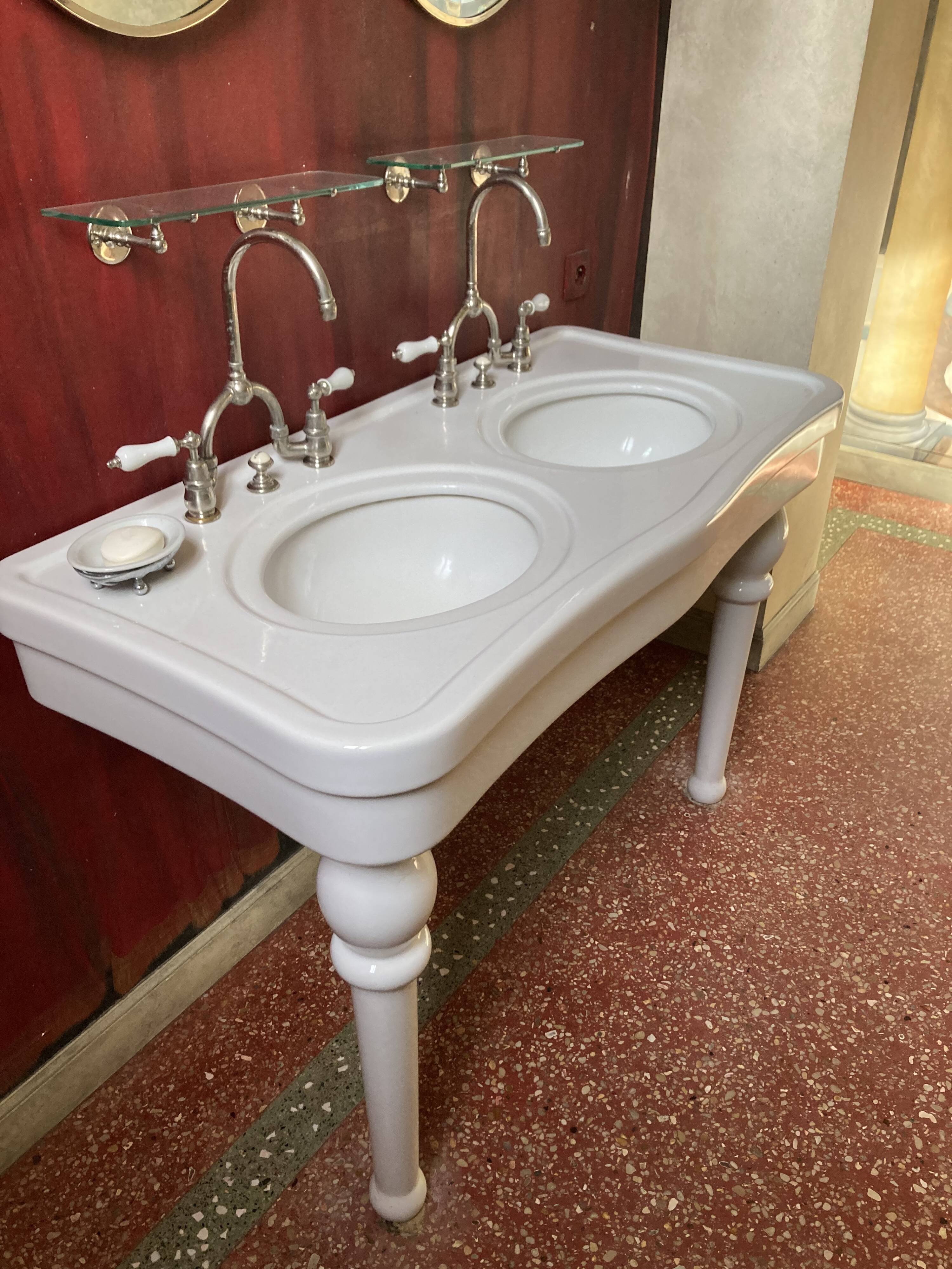 Double washbasin