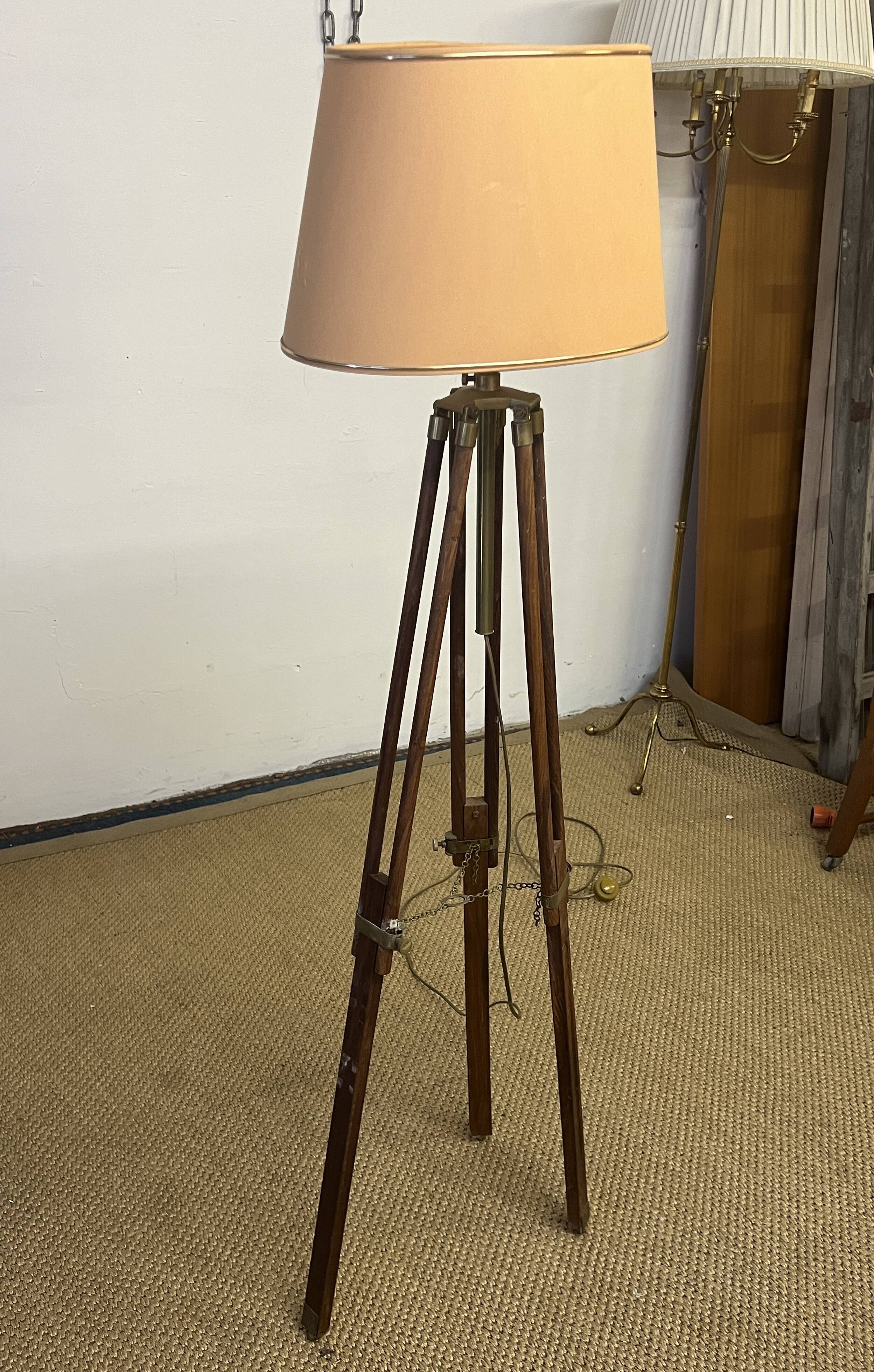Tripod floor lamp in wood and adjustable brass