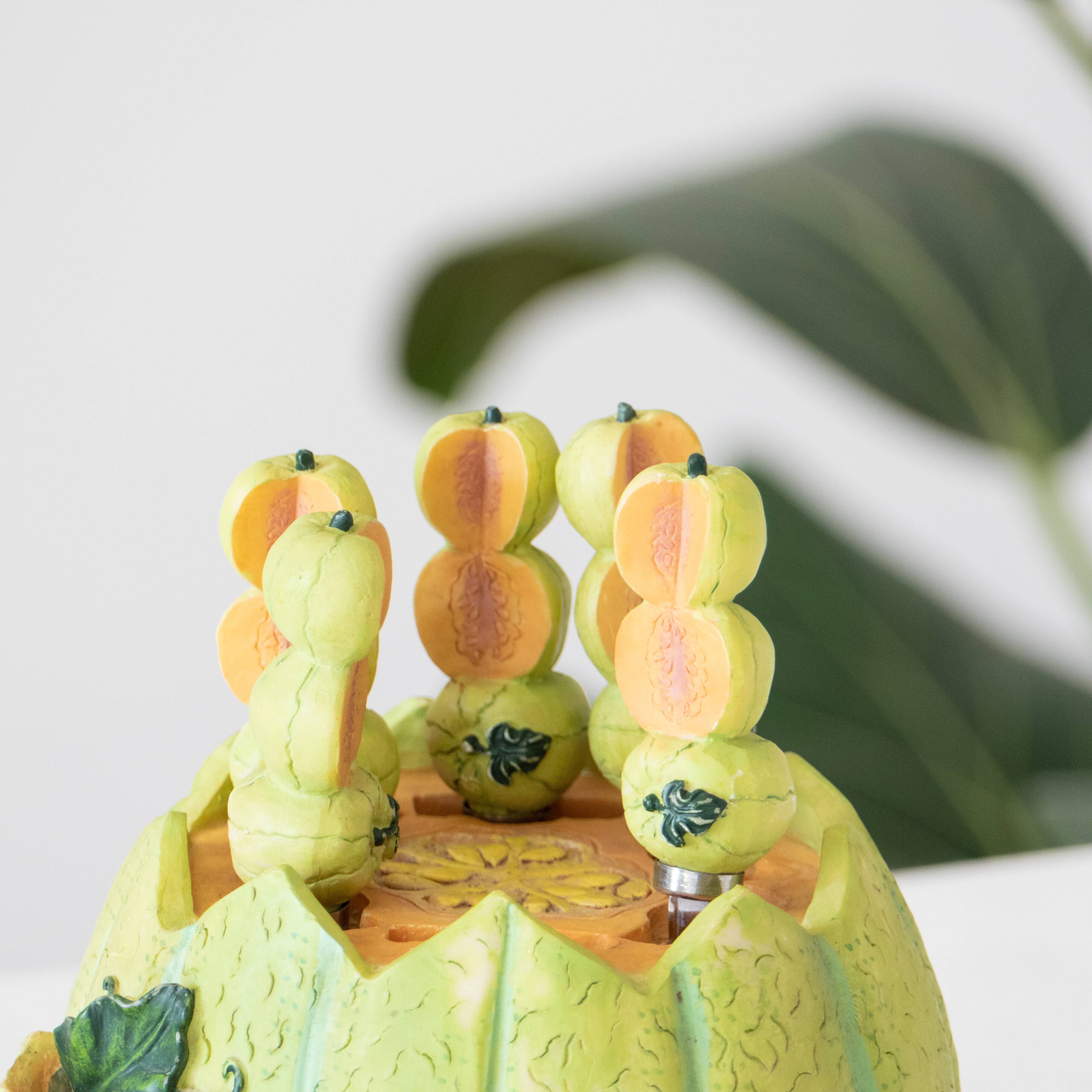 Ceramic trompe-l'oeil bowler spoon servant