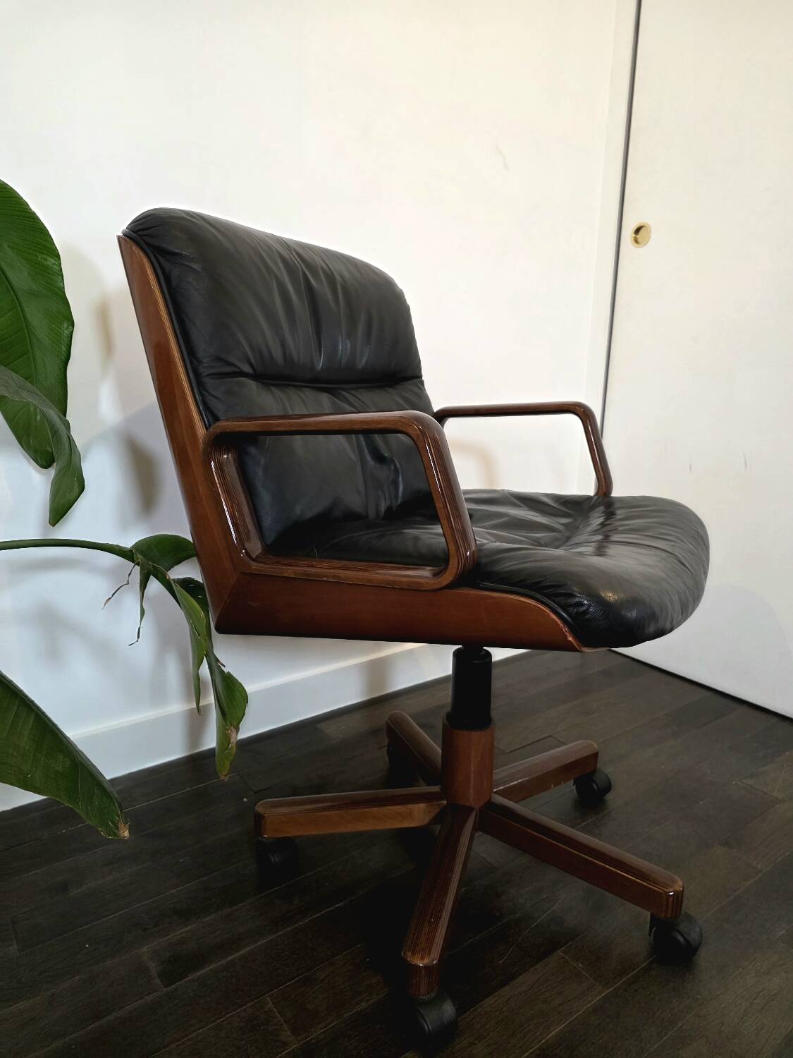 Kiruna executive chair by Luigi Vaghi (1975) – Black leather and tec