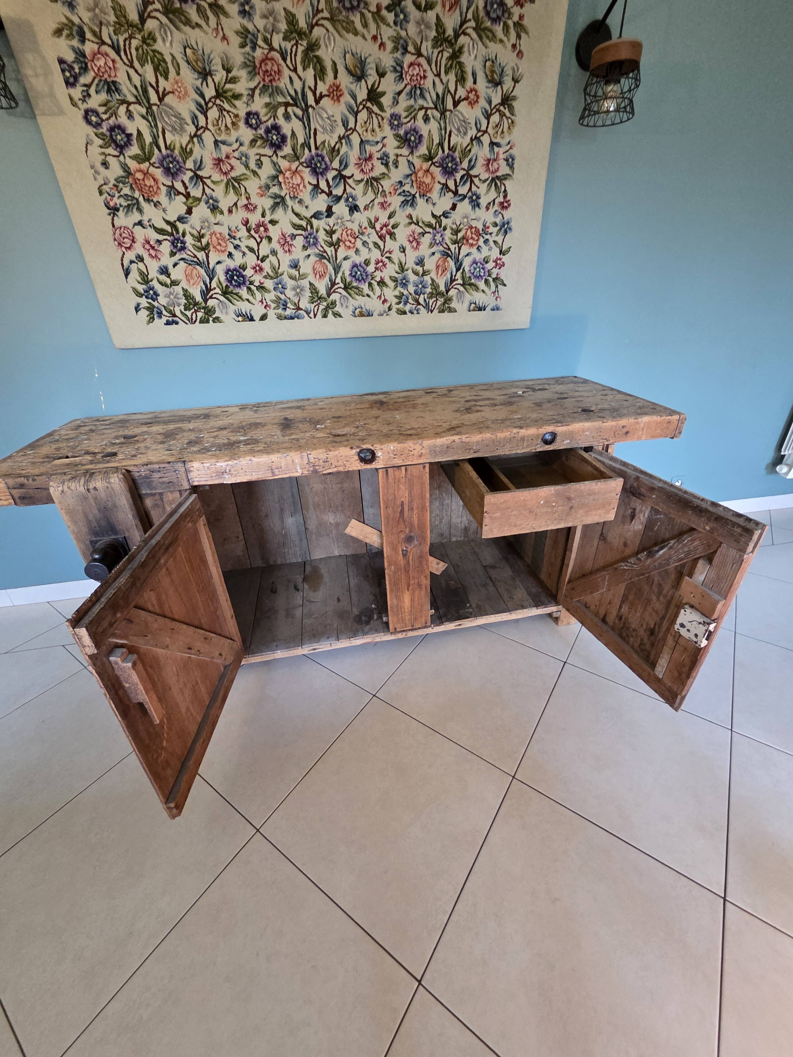 Antique carpenter's workbench in oak and beech - 19th century - Rare model with a cabinet.