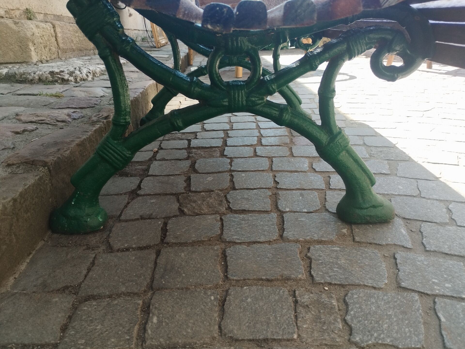 Banc de jardin ancien avec pieds en fonte