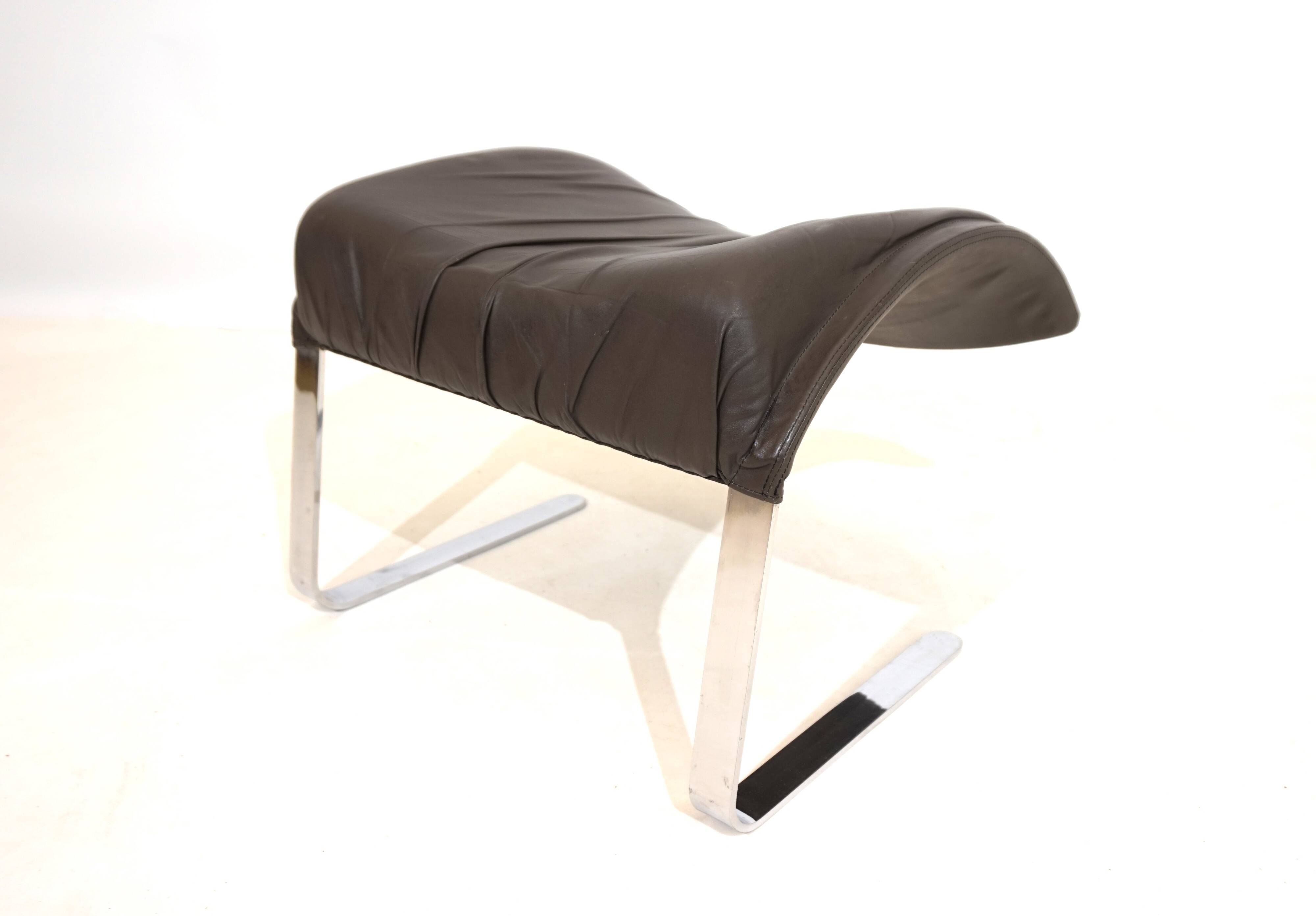 Saporiti Vela Alta leather armchair with ottoman by Giovanni Offredi