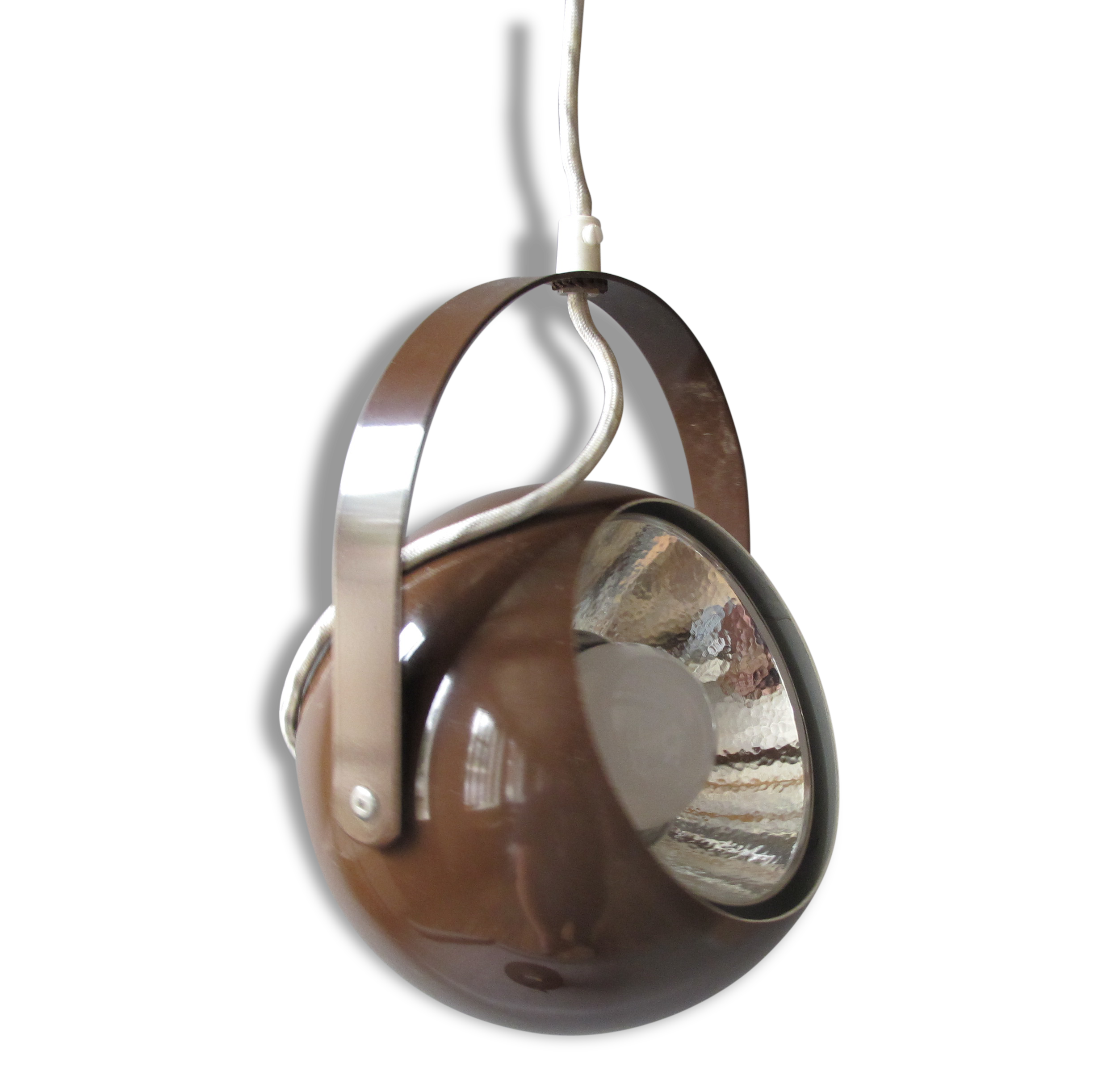 Suspended, hinged ball spot