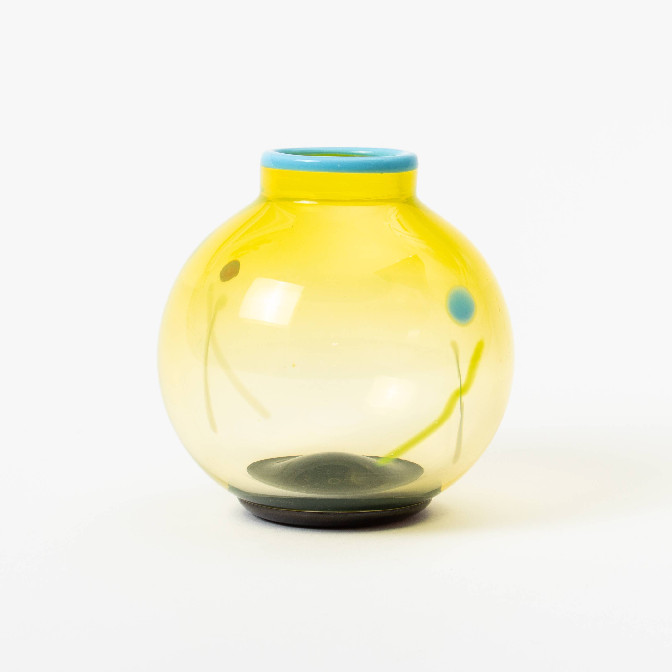 Small blown glass vase Transjö Hytta (Sweden)