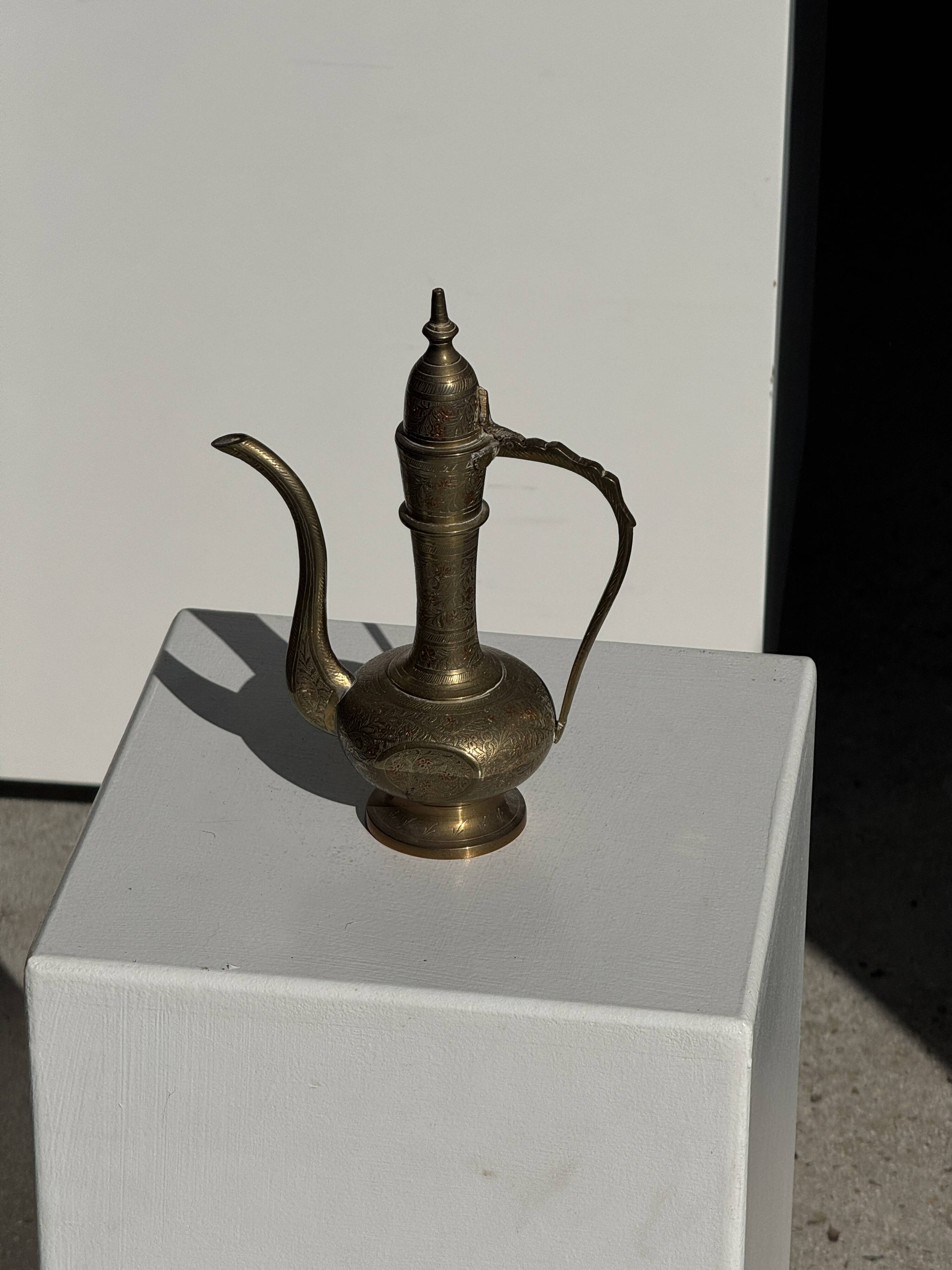 Verseuse gravée orientale en laiton doré H22