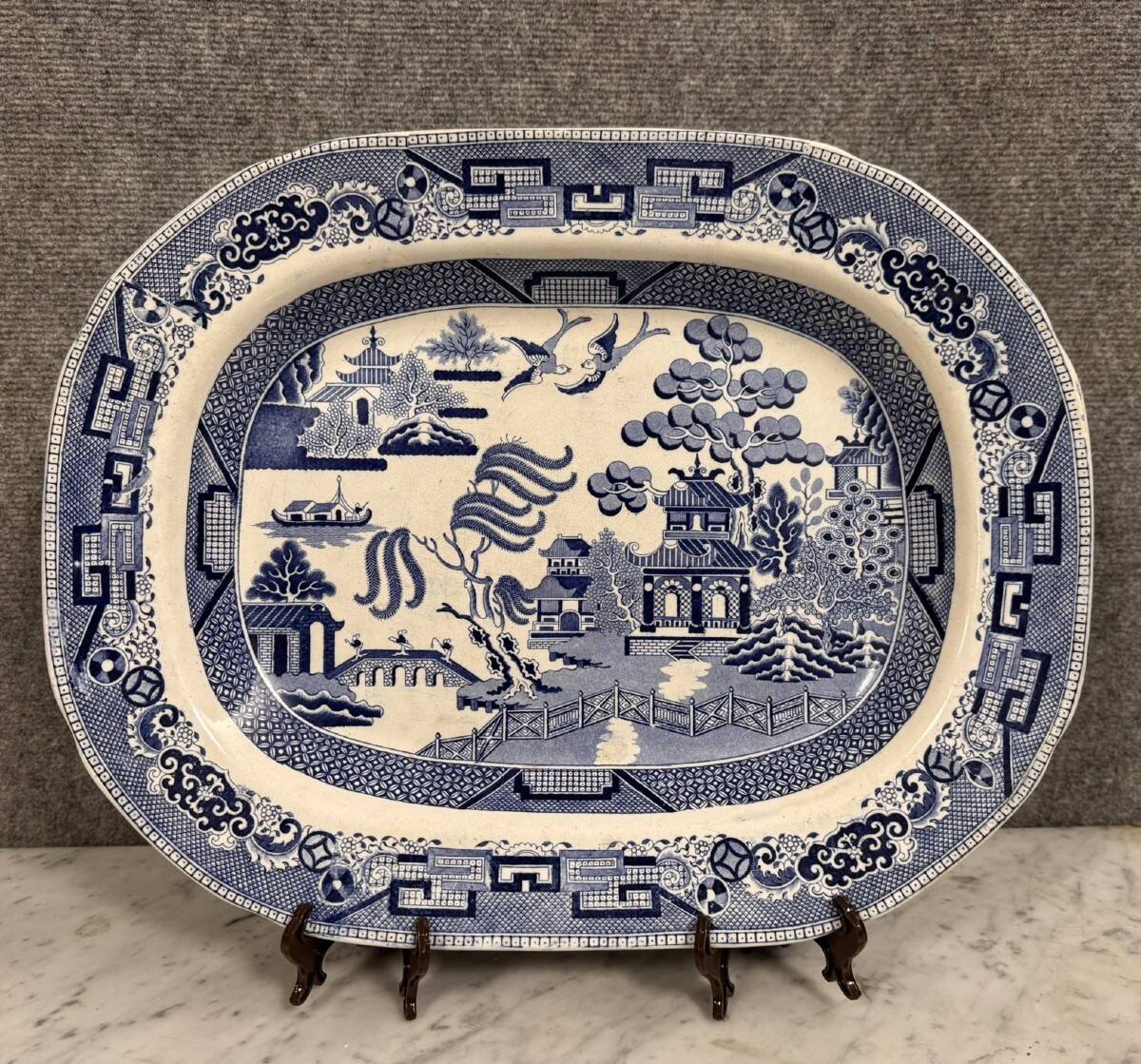 Grand plat en faïence fine bleu et blanc à décor chinoisant – XIXe