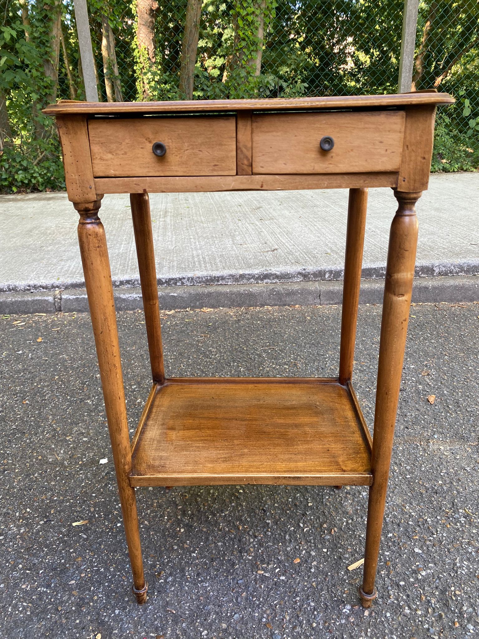 Table d'appoint Louis XVI en bois massif du XIXème siècle