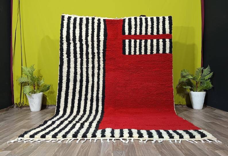 Tapis artisanal rouge et à rayures blanches et noires