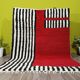 Tapis artisanal rouge et à rayures blanches et noires