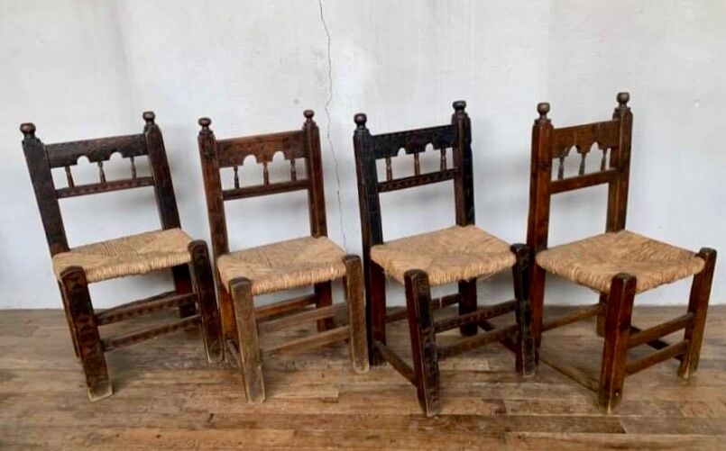 Series of 4 brutalist rustic chairs in carved wood straw seat