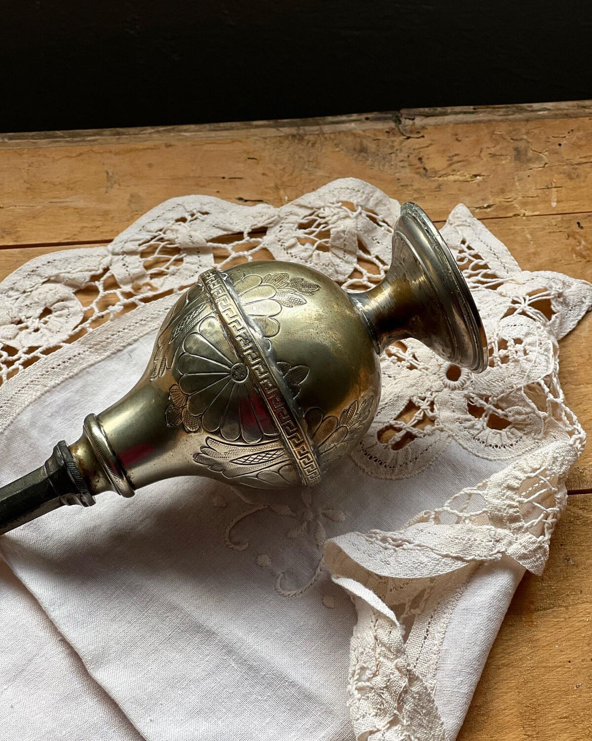 Oriental sprinkler in silver metal and brass