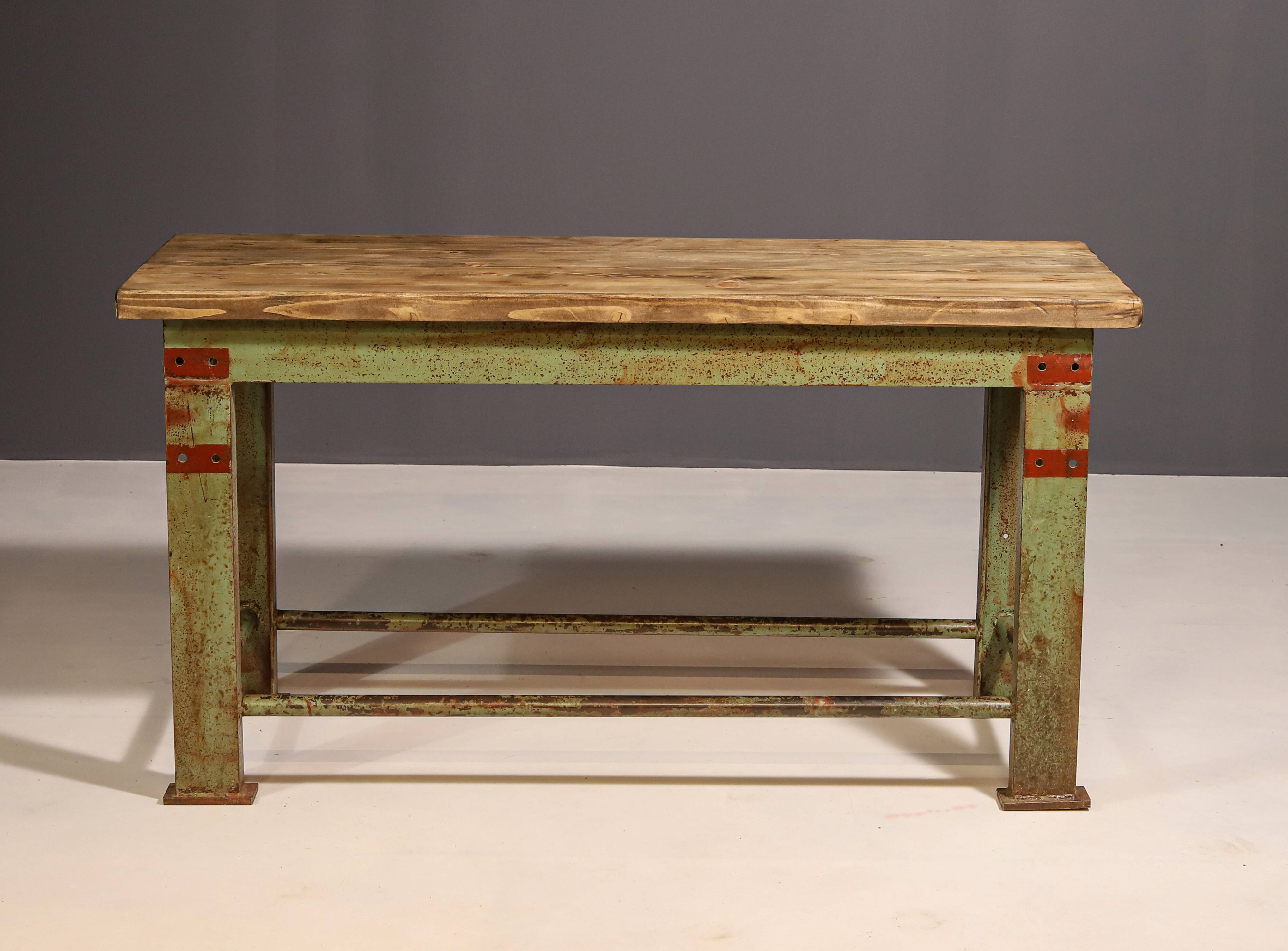Table de cuisine industrielle en fer des années 1950, Tchécoslovaquie