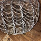 Ancien panier à oeufs en fil de fer et mailles