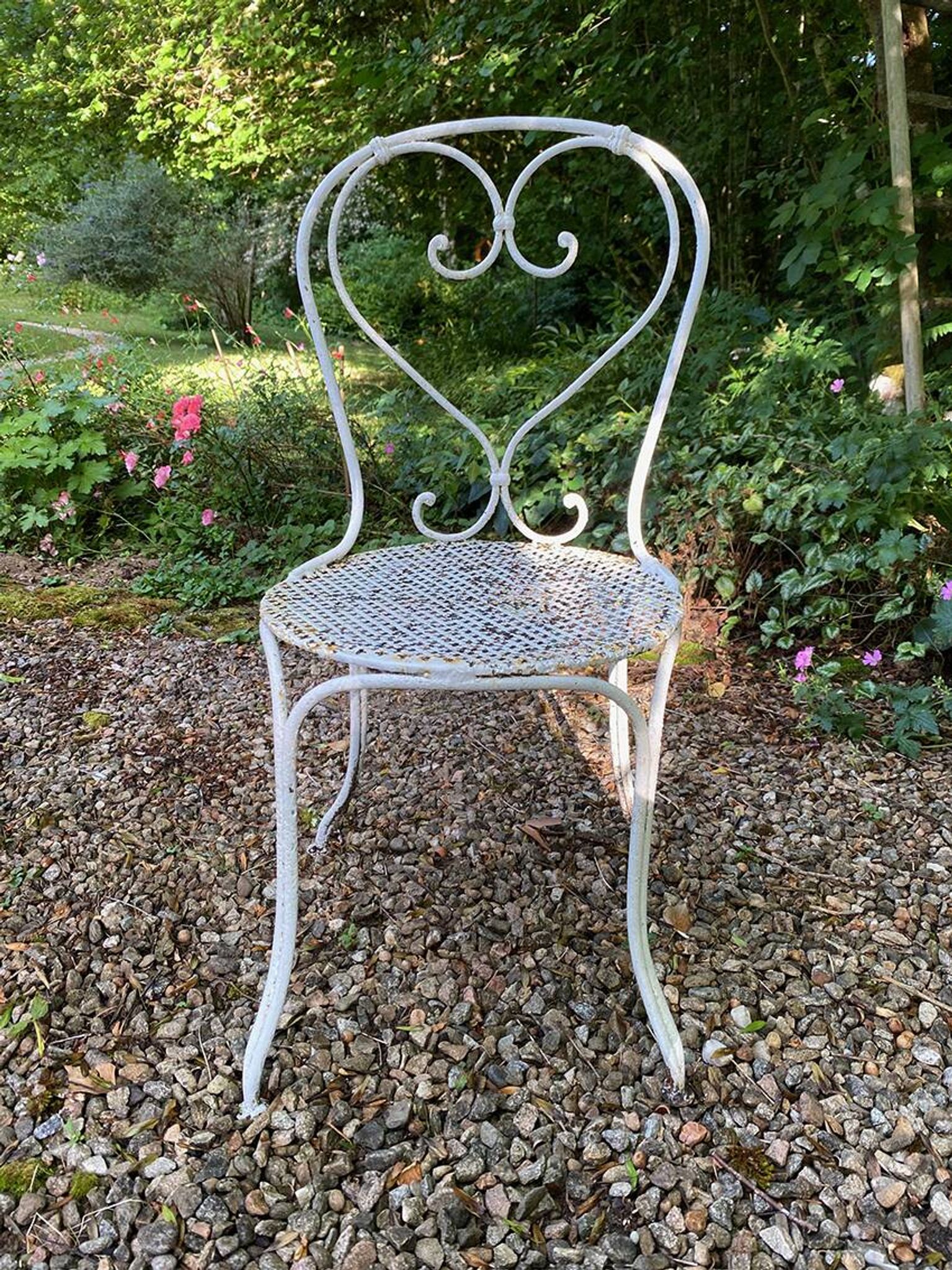 White lacquered wrought iron garden furniture set