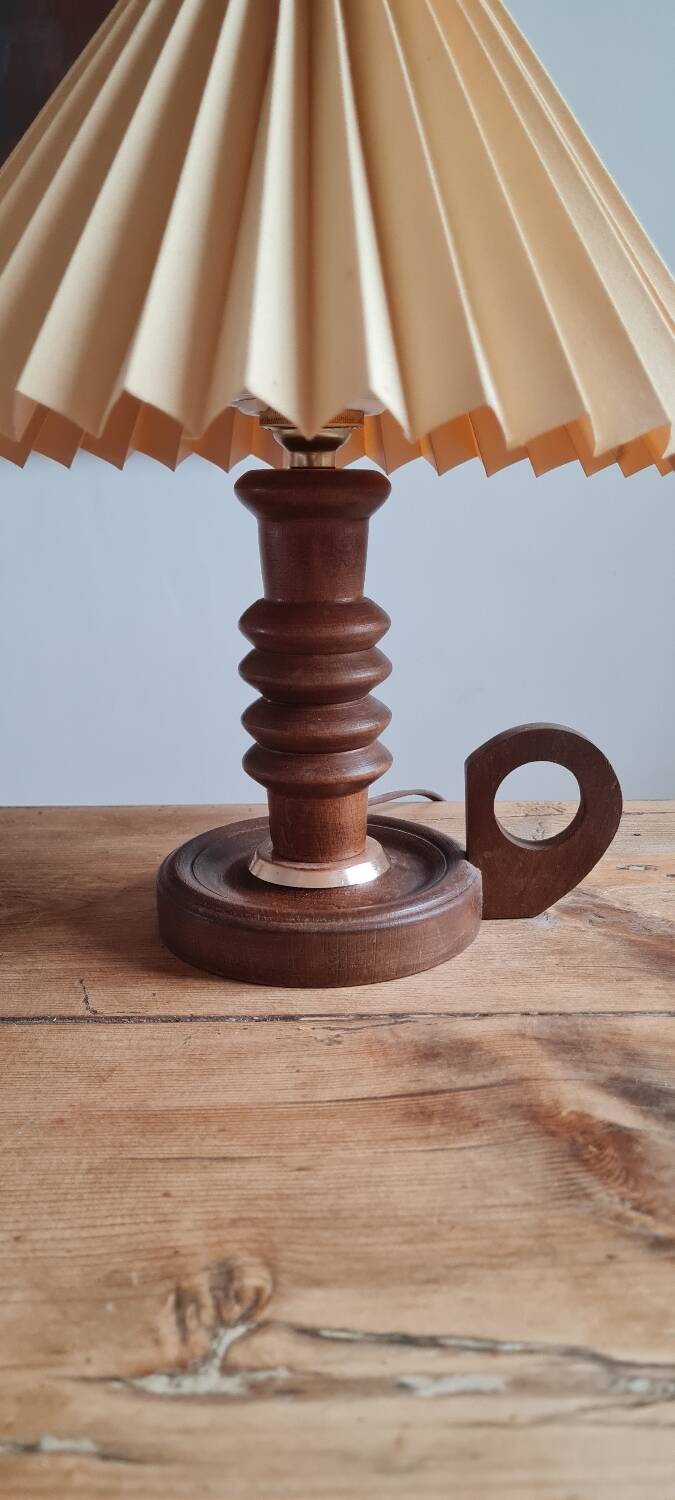 Table lamp in turned wood