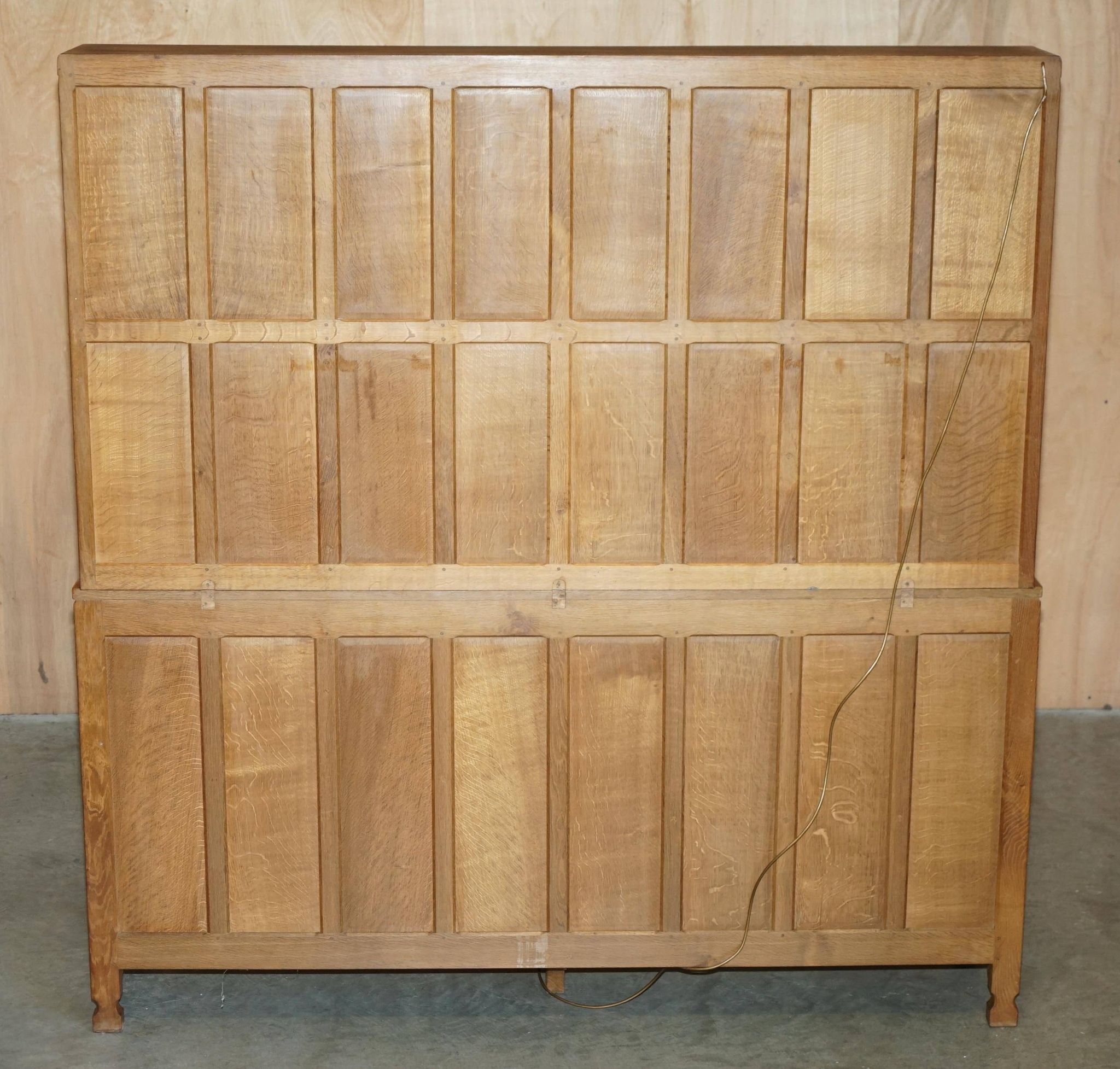 Buffet vitrine vintage Robert Mouseman Thompson en chêne avec étagères et éclairage