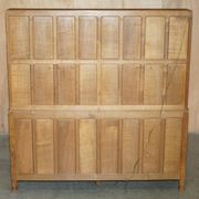 Buffet vitrine vintage Robert Mouseman Thompson en chêne avec étagères et éclairage