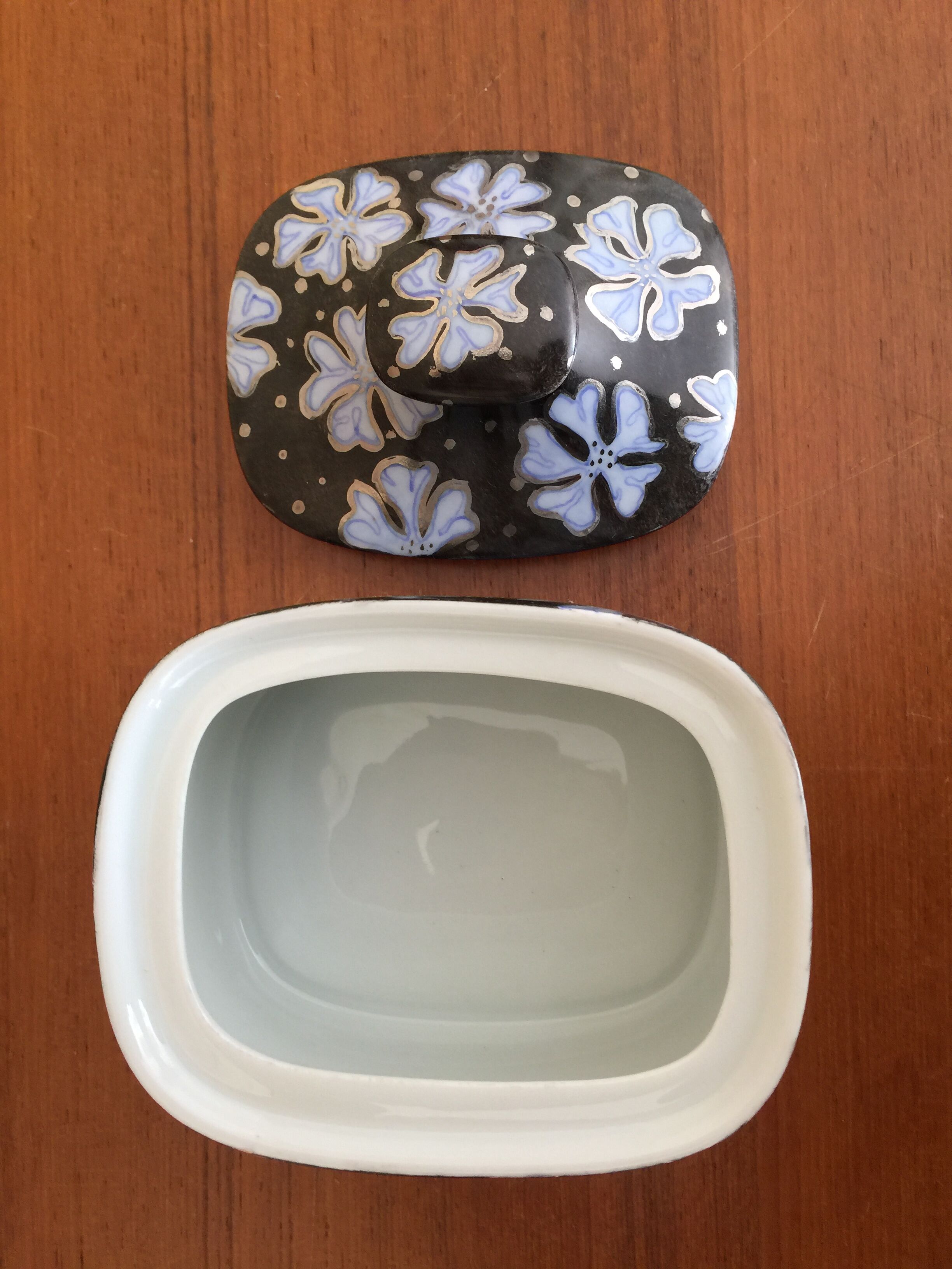 Porcelain covered pot