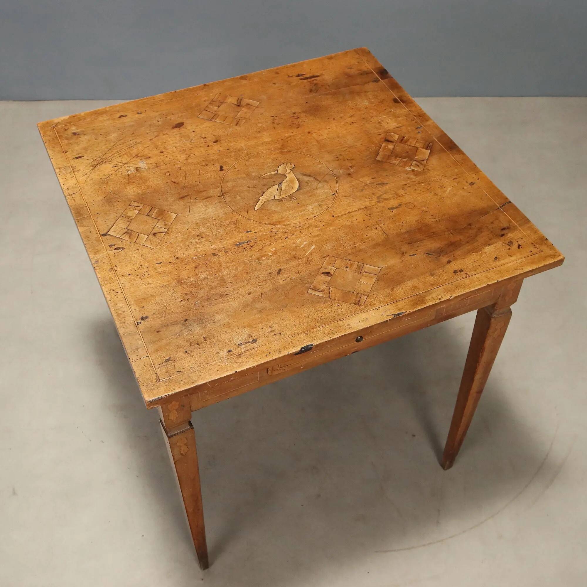 Antique neoclassical walnut coffee table with maple inlays, 18th century.