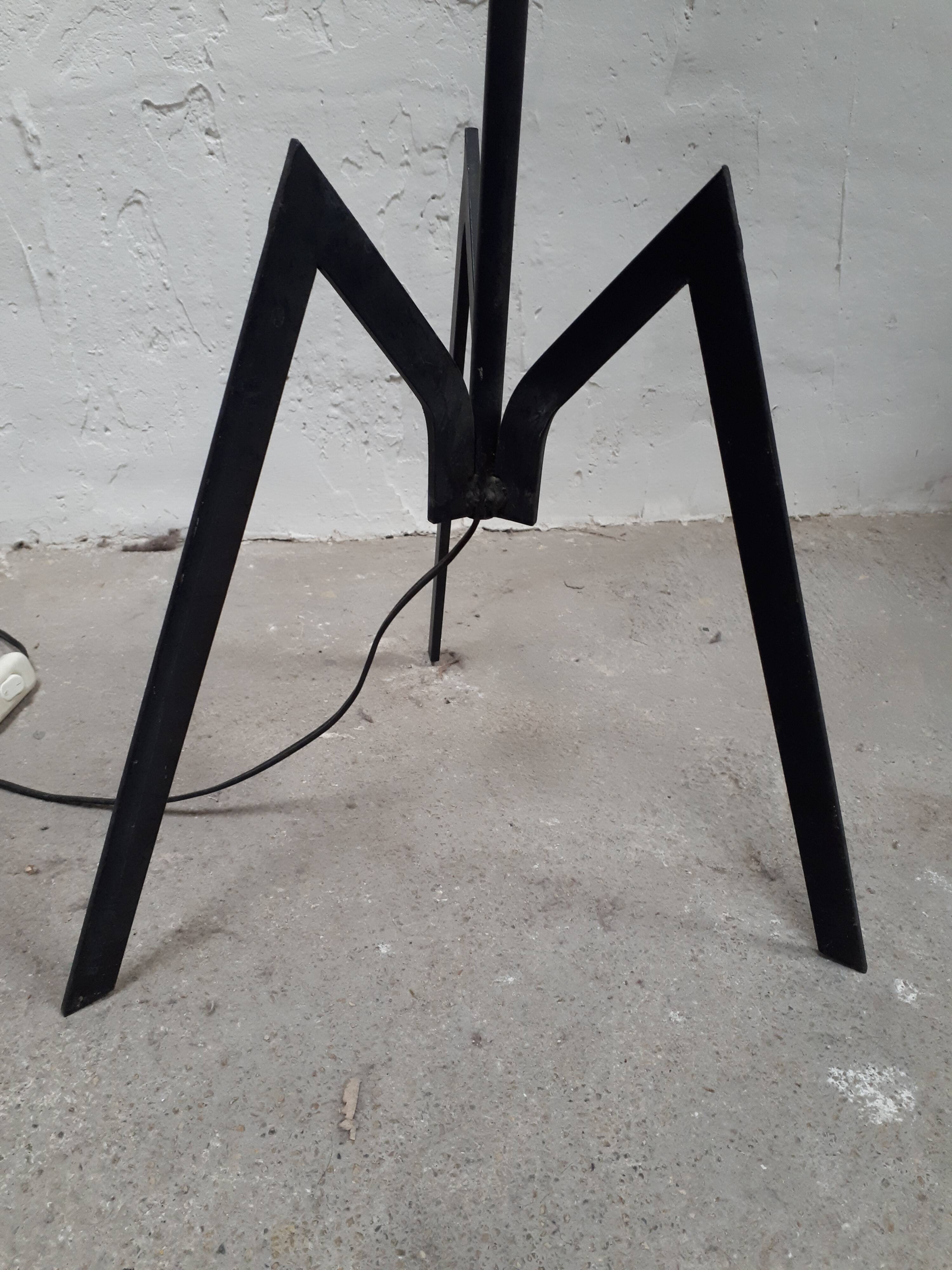 Lampadaire vintage tripode métal noir 1950