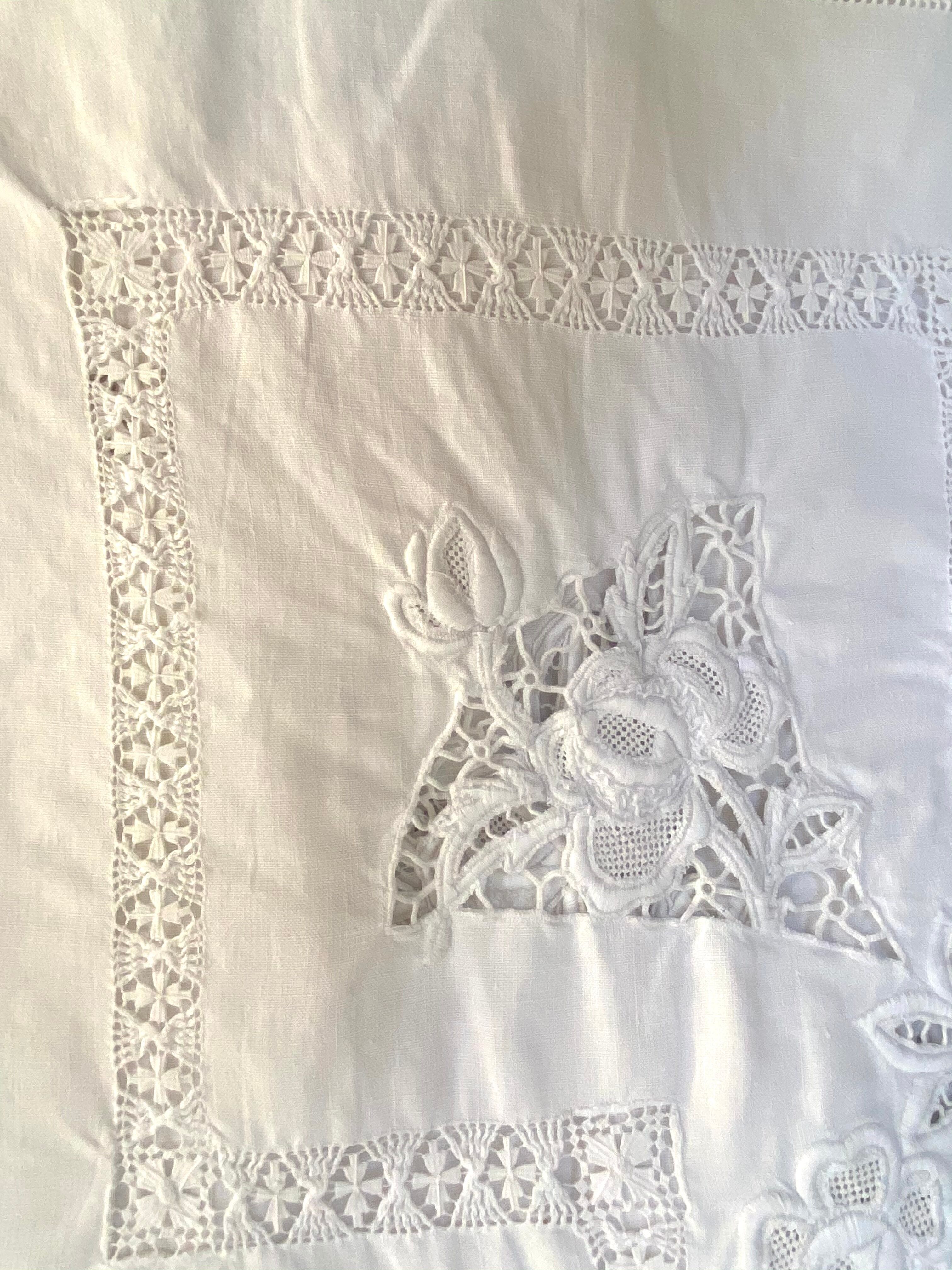 Rectangular tablecloth embroidered 285 x 185 cm