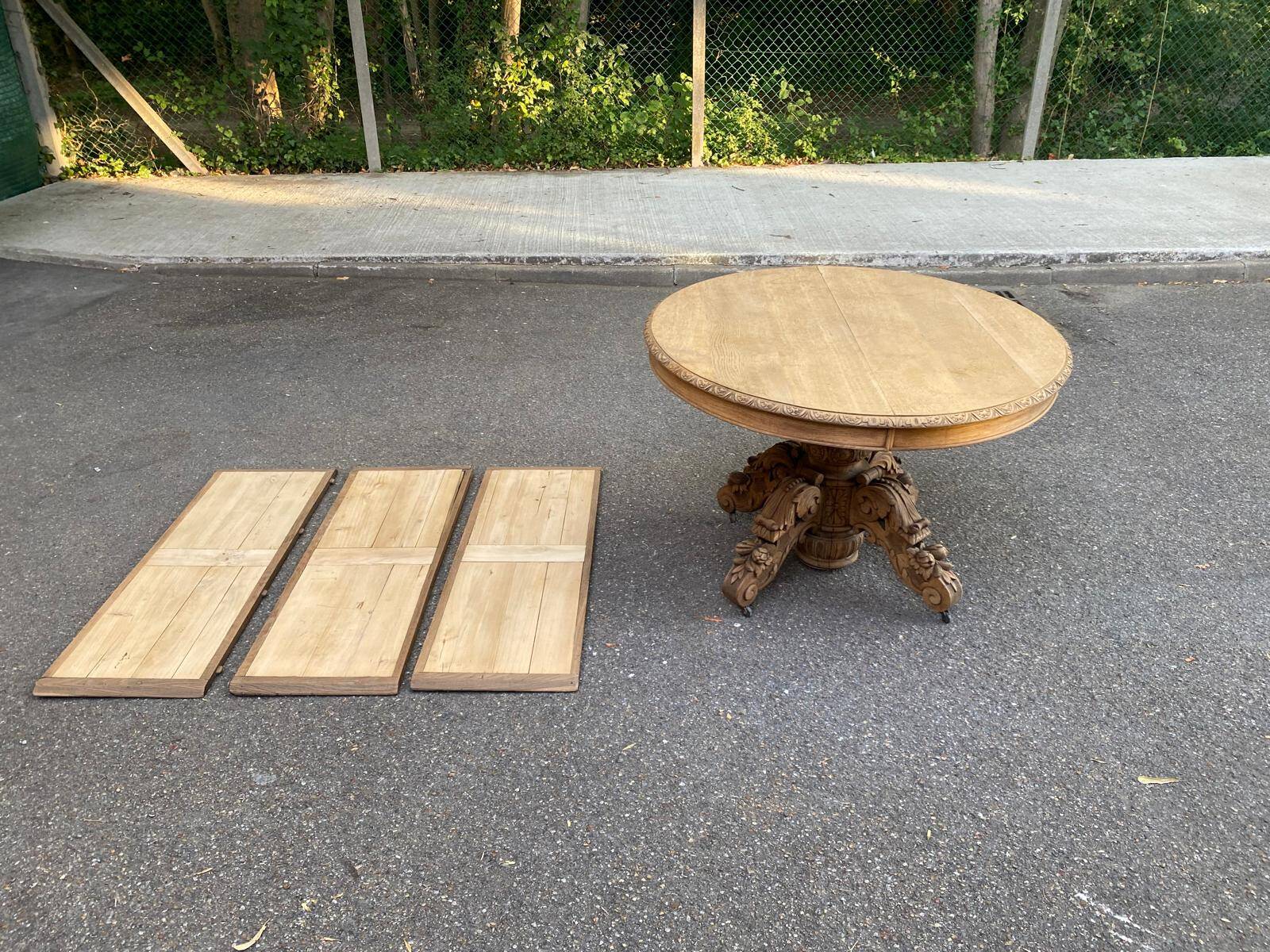 Round extendable dining table Napoleon III renovated in 19th-century oak.