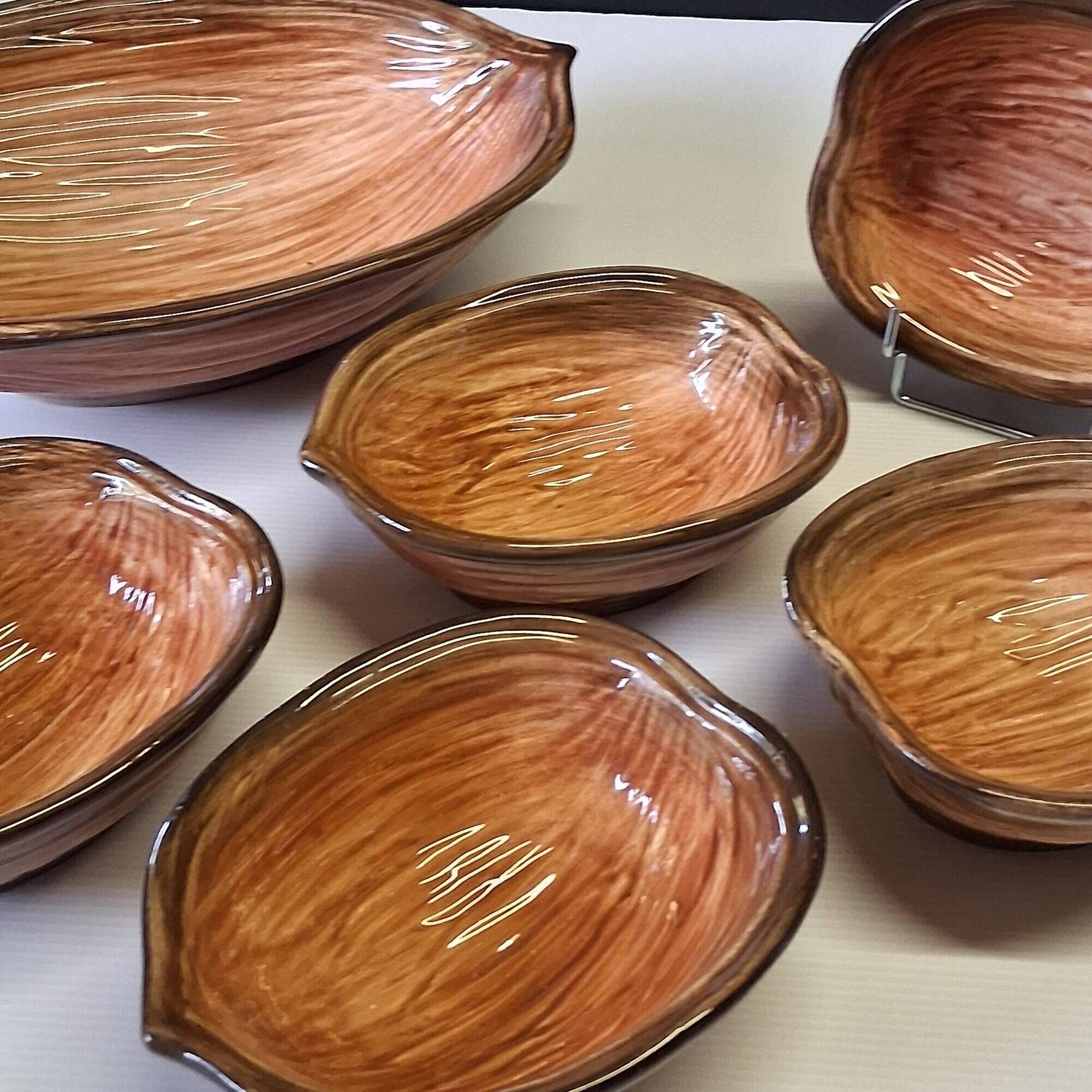 Very nice fruit service in the shape of walnut shells in very good condition.