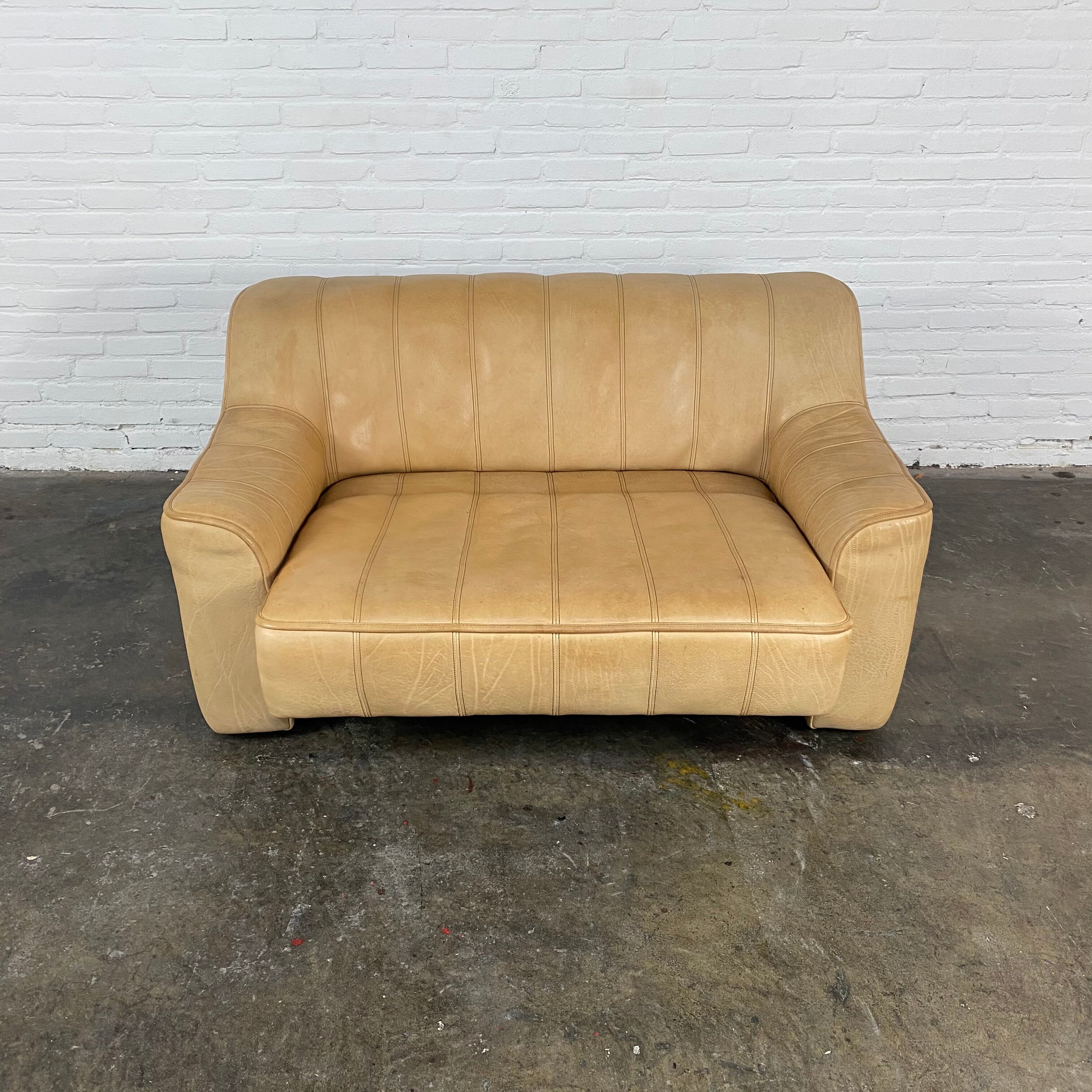 Swiss extendable 2-seater camel leather DeSede DS-44, 1970s.