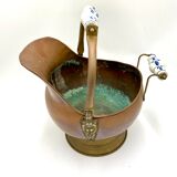Pot en cuivre avec poignées en porcelaine.