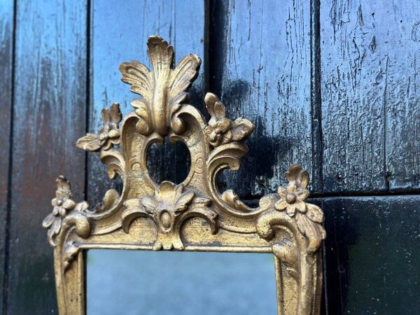 Miroir en bois sculpté et doré, fin XVIIIème siècle