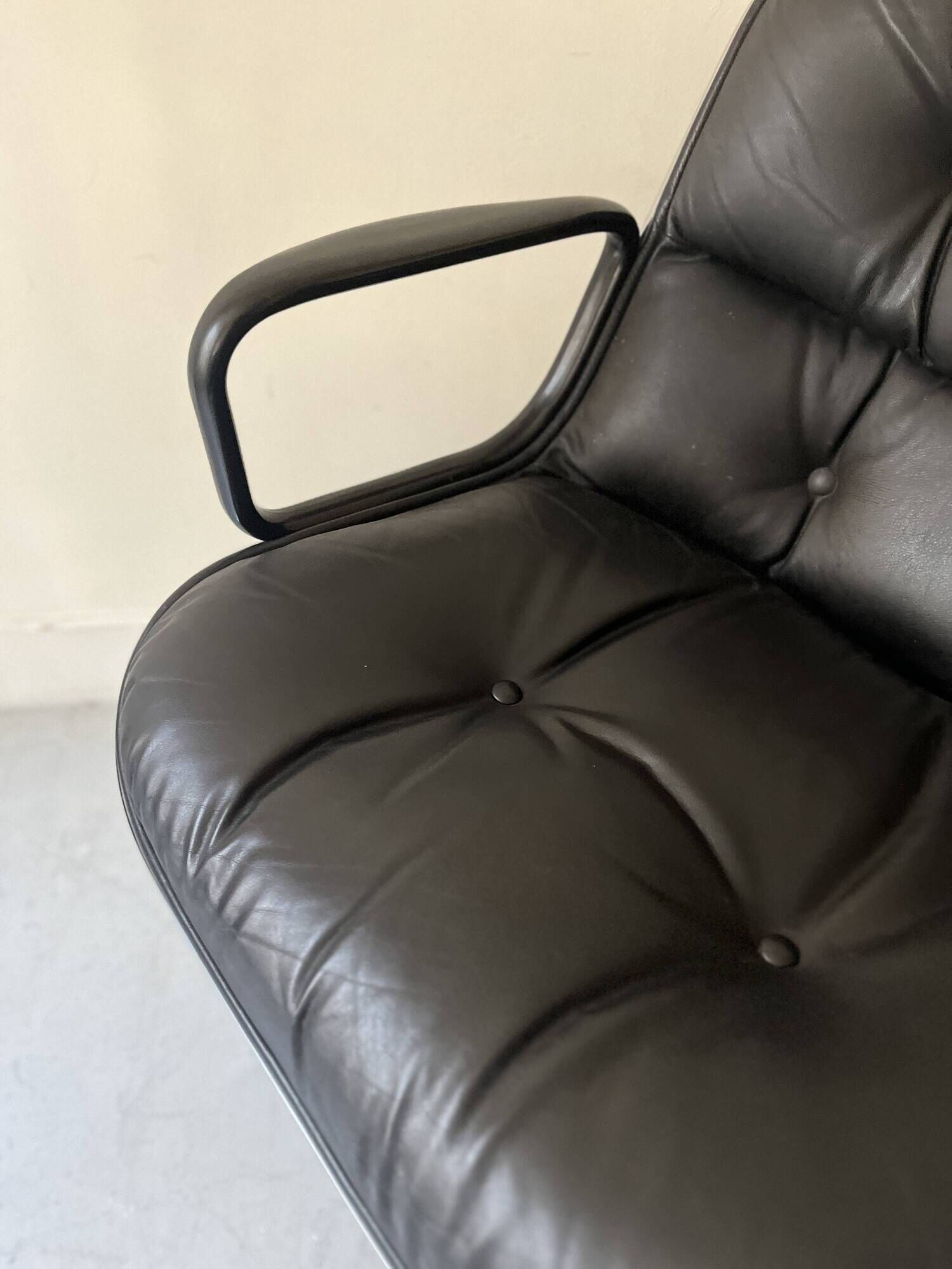 Black leather office chair and armrest by Charles Pollock for Knoll International