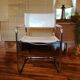 Fauteuil cantilever en cuir sellerie lisse