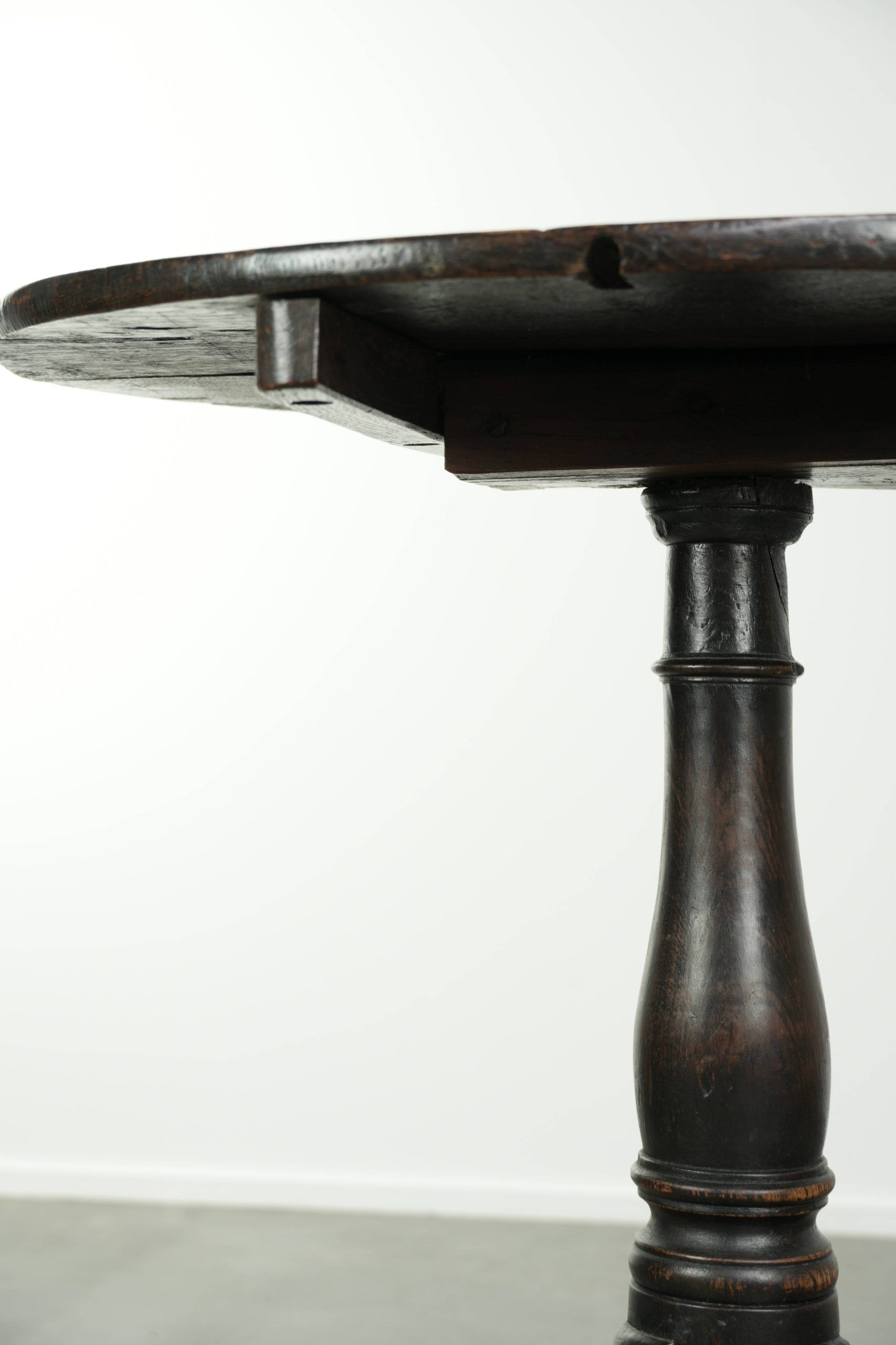 Characterful 18th century English oak sidetable with a beautiful appearance