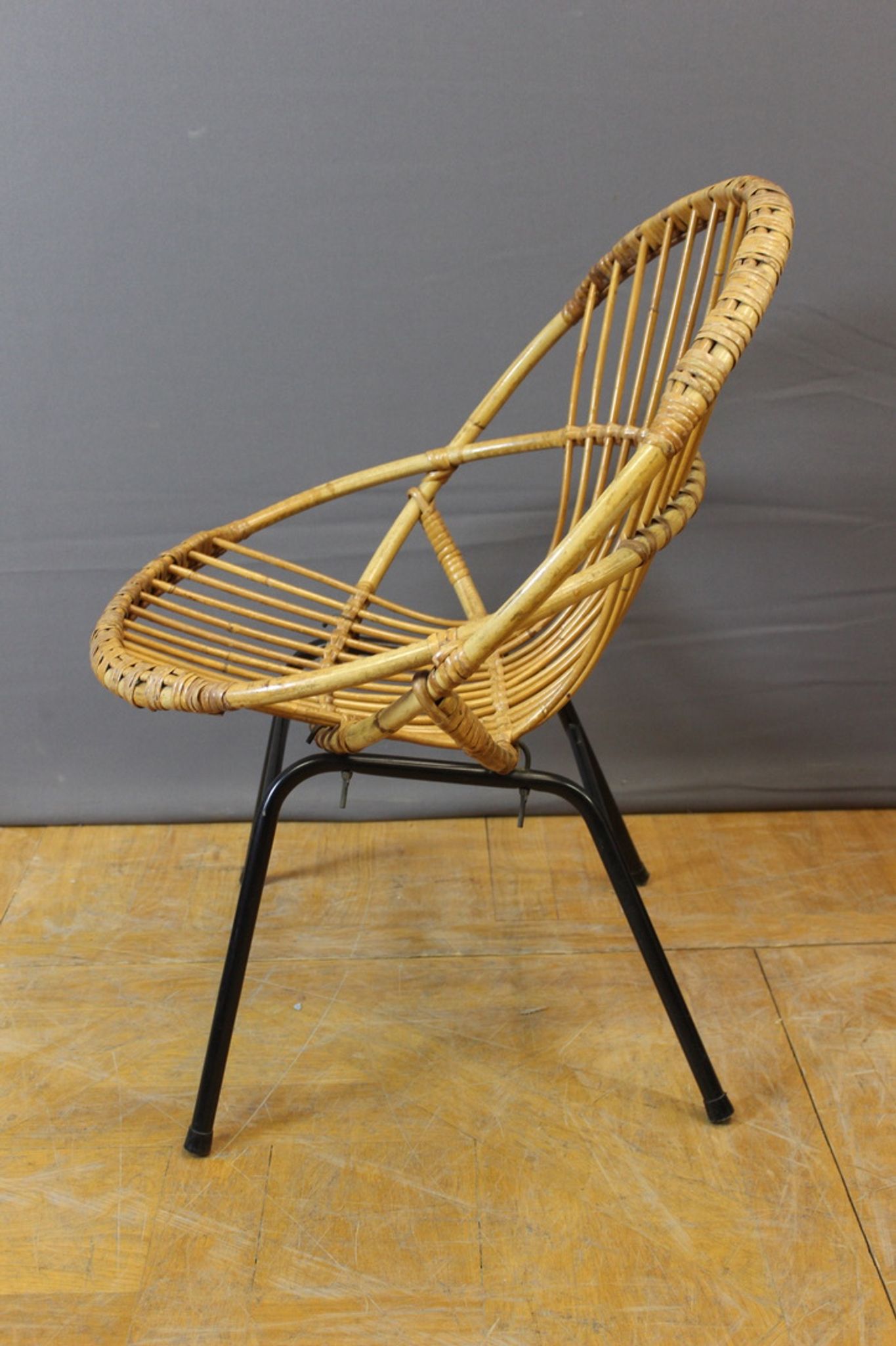 Living room in rattan and black lacquered iron by Rohe Noordwole circa 1950