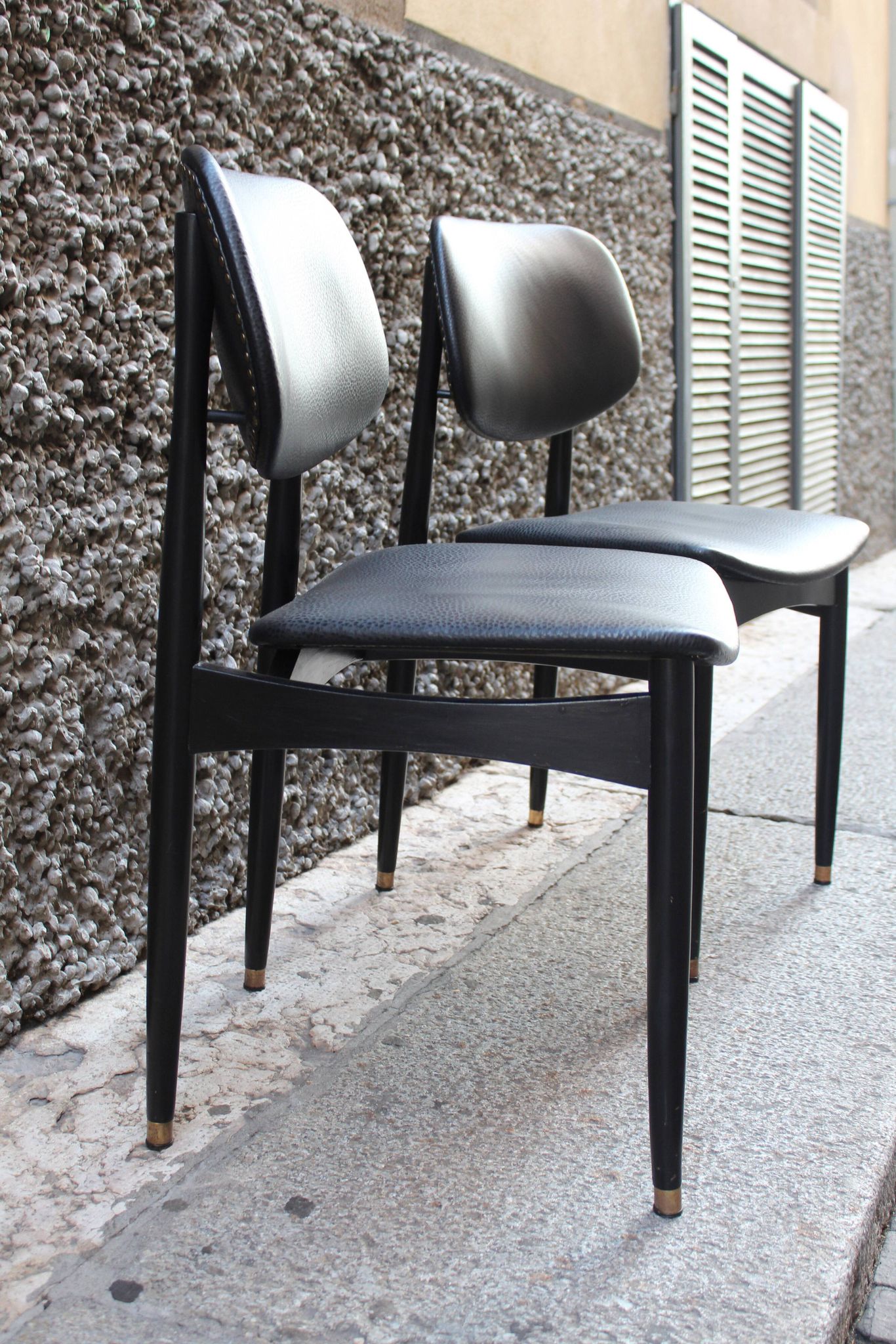 Pair of vintage Cassina office chairs in black leather, Italy 1950, in excellent condition.