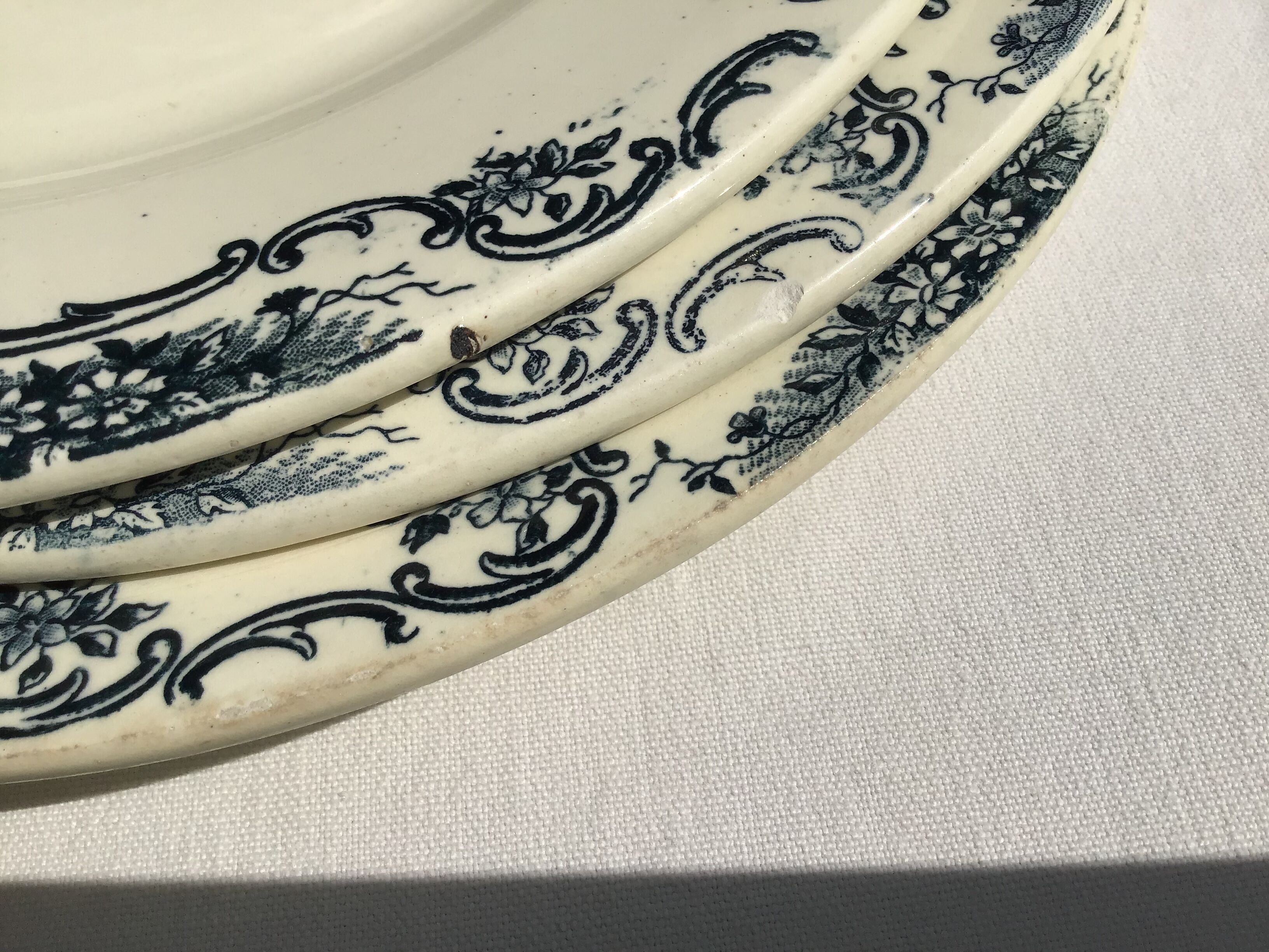 9 flat plates Terre de Fer Salins marine décor Yvonne