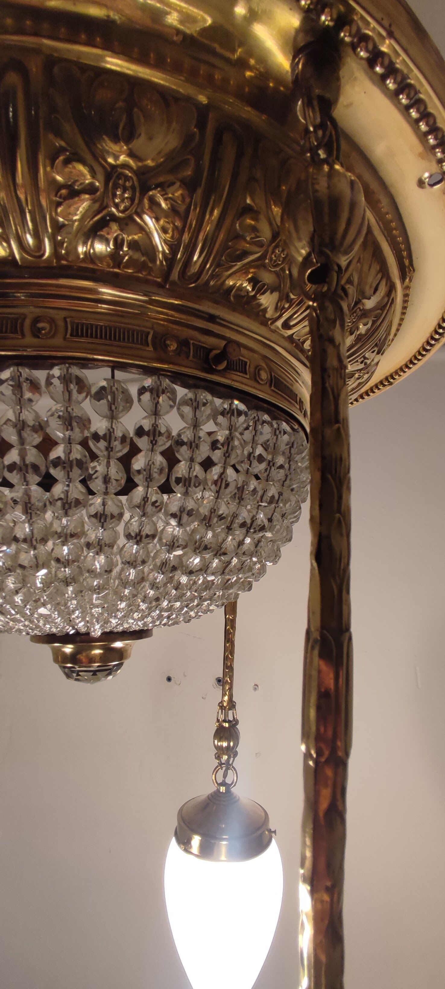 Plafonnier moderniste en laiton et verre, Tchécoslovaquie, années 1900.