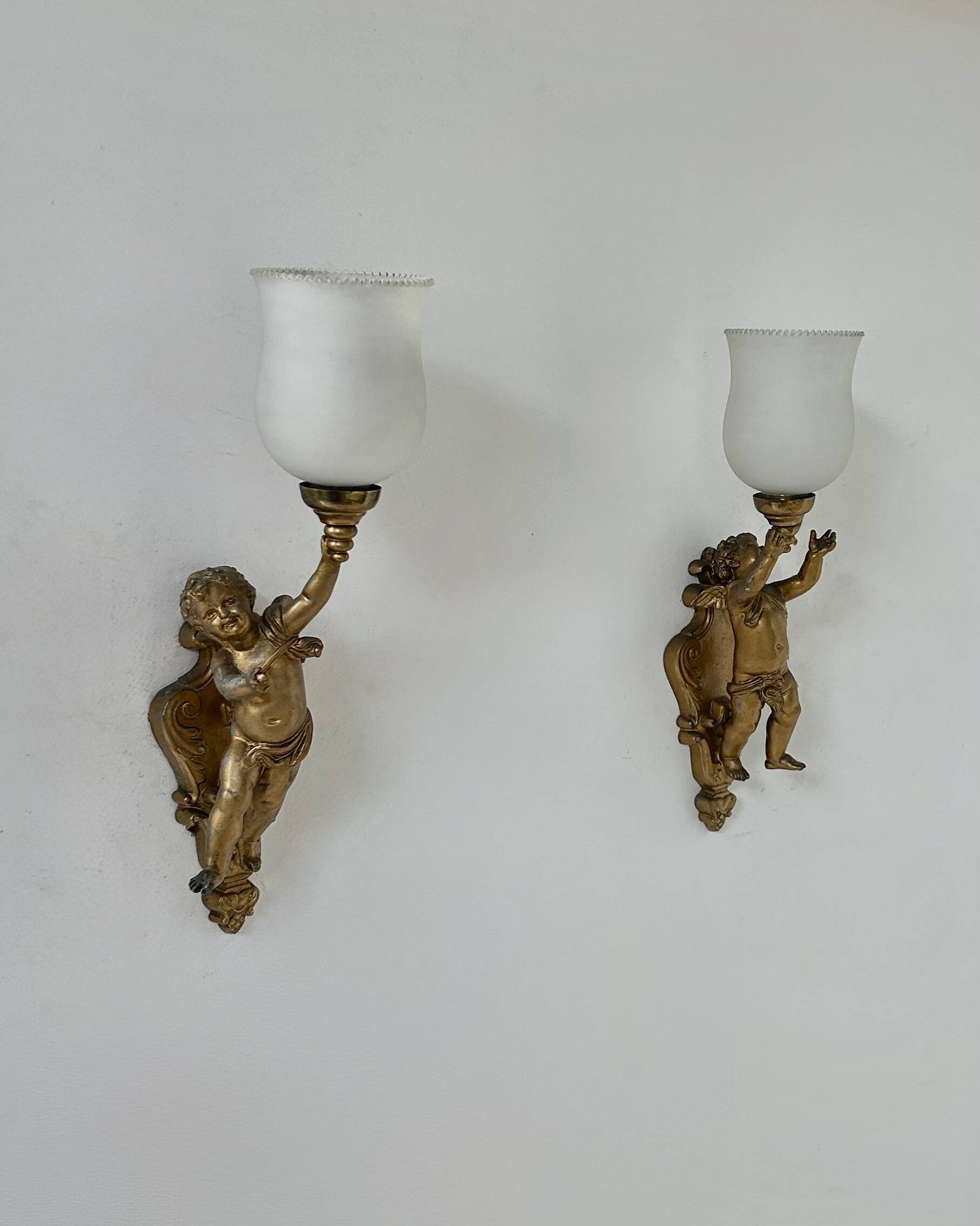 Pair of vintage wall lights in gilded metal and opaline, Italy 1950.